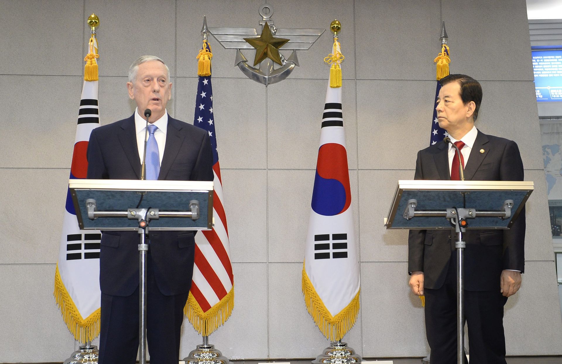 epa05767705 US Defense Secretary James Mattis (L) speaks with South Korean Defense Minister Han Min-Koo (R) before their meeting at the headquarters of the Defense Ministry in Seoul, South Korea, 03 February 2017. Mattis is on a two-day visit to South Korea in his first overseas trip aimed at underscoring the US security commitment to its Asian ally amid growing threats from North Korea.  EPA/KIM MIN-HEE / POOL