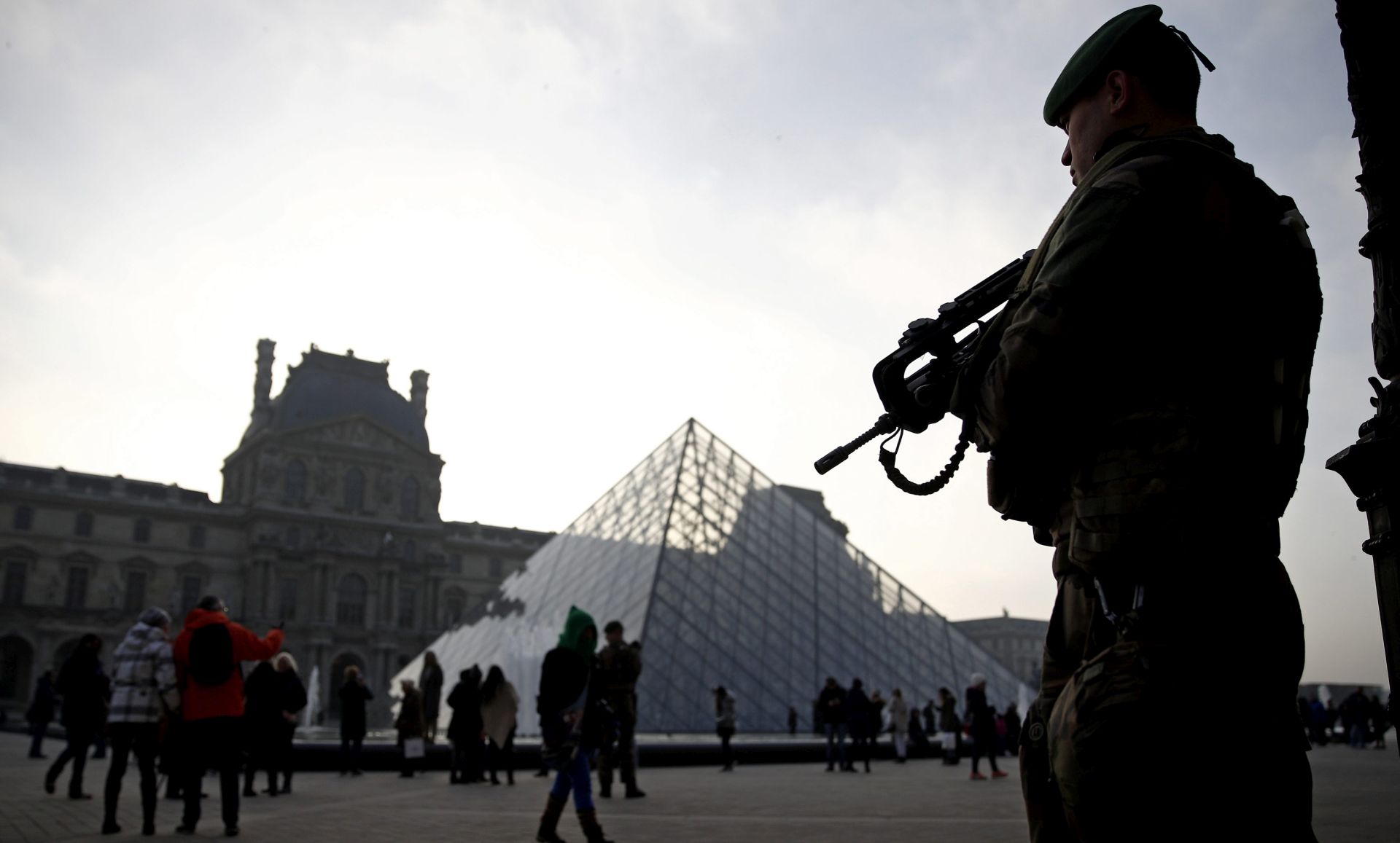 epa05768036 (FILE) - A soldier stands guard by The Louvre during 'Sentinelle' military operation in Paris, France, 30 December 2016 (reissued -3 February 2017). According to reports on 03 February 2017, a solider on guard at the Louvre has allegedly opened fire on a suspected attacker.  EPA/YOAN VALAT