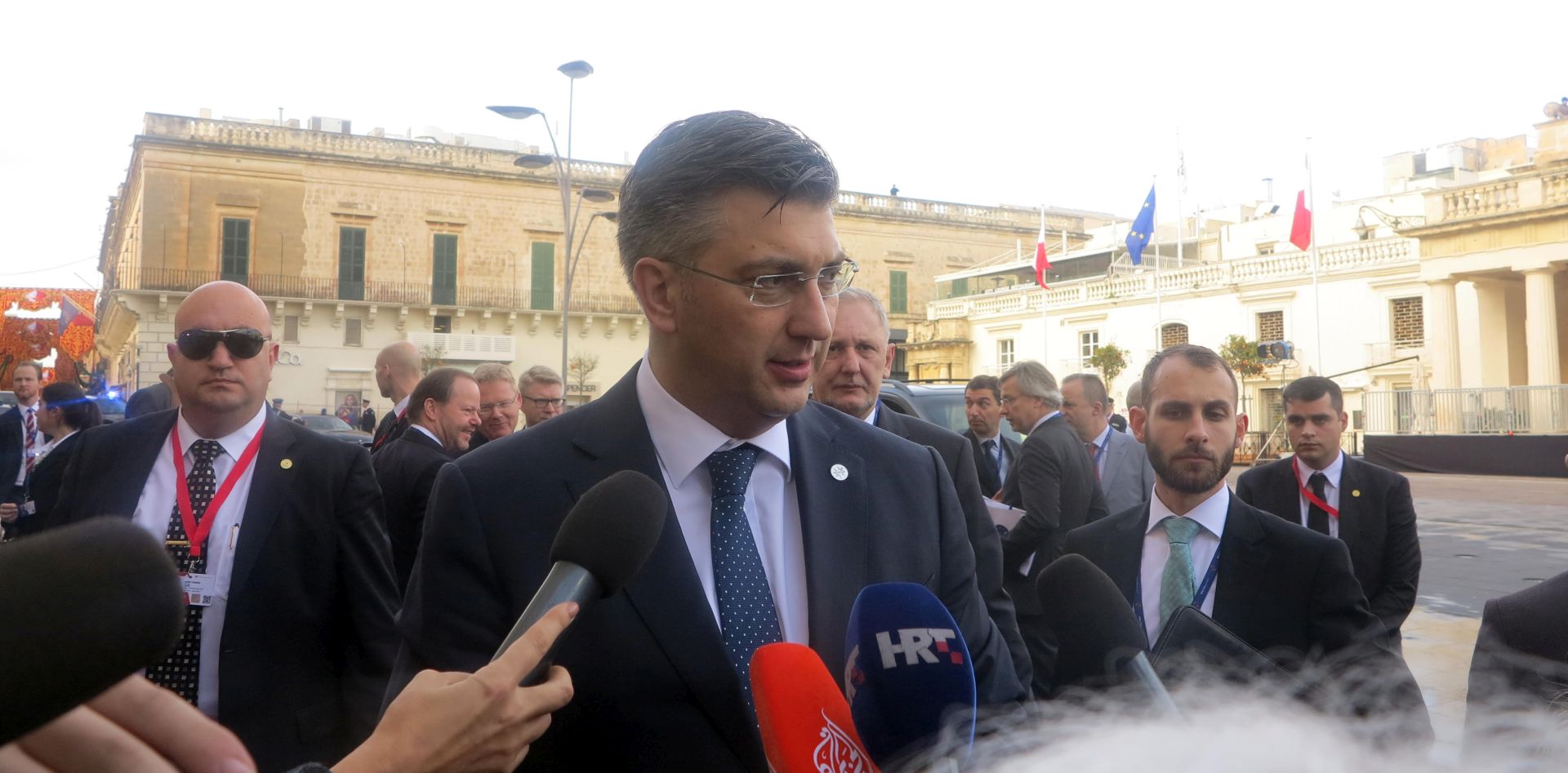 Valletta, 03.02.2017. - Neformalni sastanak na vrhu zemalja EU-a na kojem sudjeluje i premijer Andrej Plenkoviæ. Èelnici Unije na Malti æe razgovarati o migracijama, a glavne teme rasprava bit æe sredinja sredozemna ruta i Libija. Takoðer, razgovarat æe se i o buduænosti Europske unije te o pripremama za predstojeæu 60. godinjicu Rimskih ugovora, koja se obiljeava 25. oujka 2017. godine. Na fotografiji premijer RH Andrej Plenkoviæ.
foto HINA / Slavko VUKADIN / ml