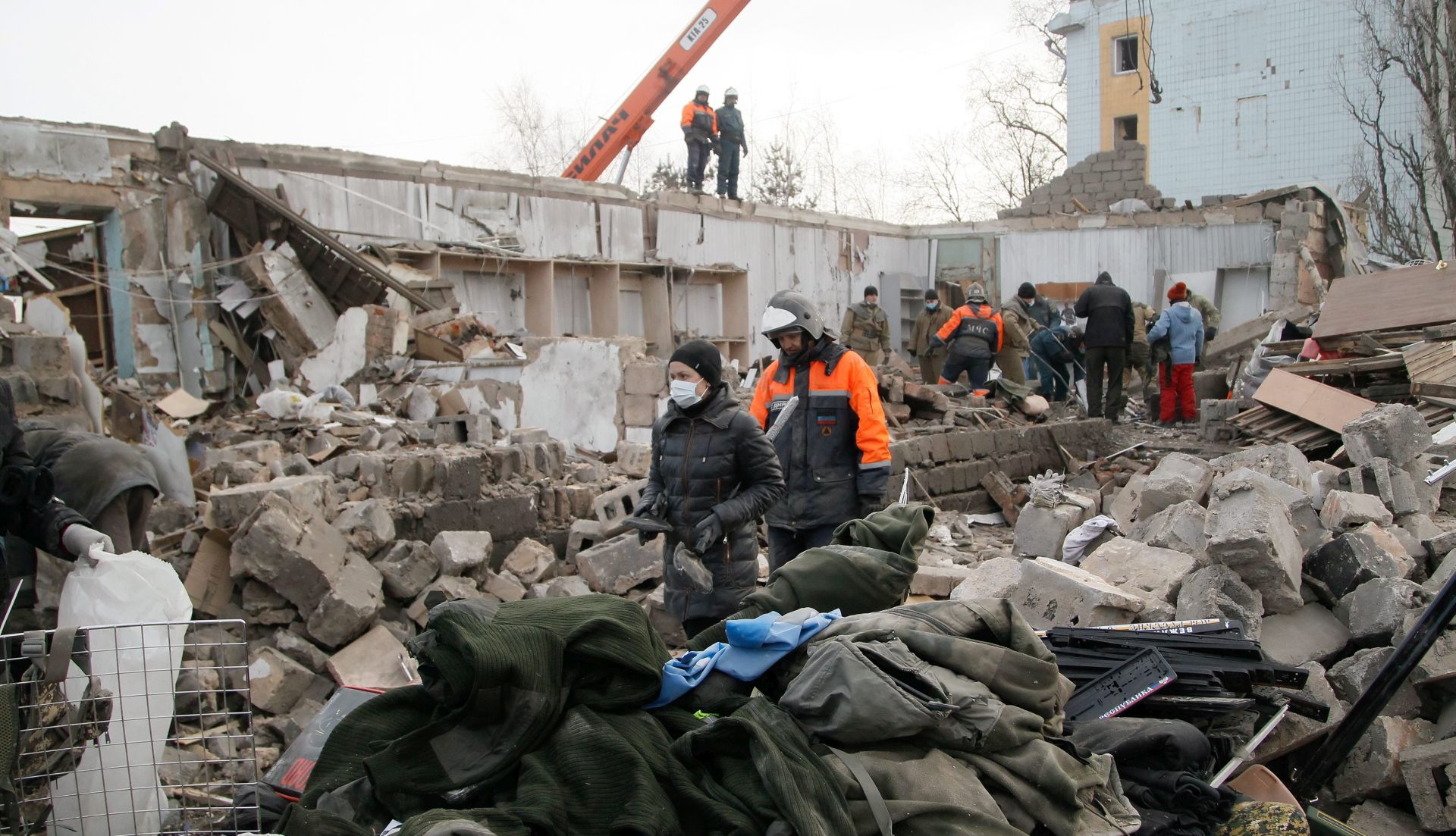 epa05768873 Rescue workers pull down a building damaged in shelling in the pro-Russia rebel controlled city of Donetsk, Ukraine, 03 February 2017. According to media reports, Ukrainian officials have denied that the Ukrainian army fired on the Russian-occupied city of Donetsk.  EPA/ALEXANDER ERMOCHENKO