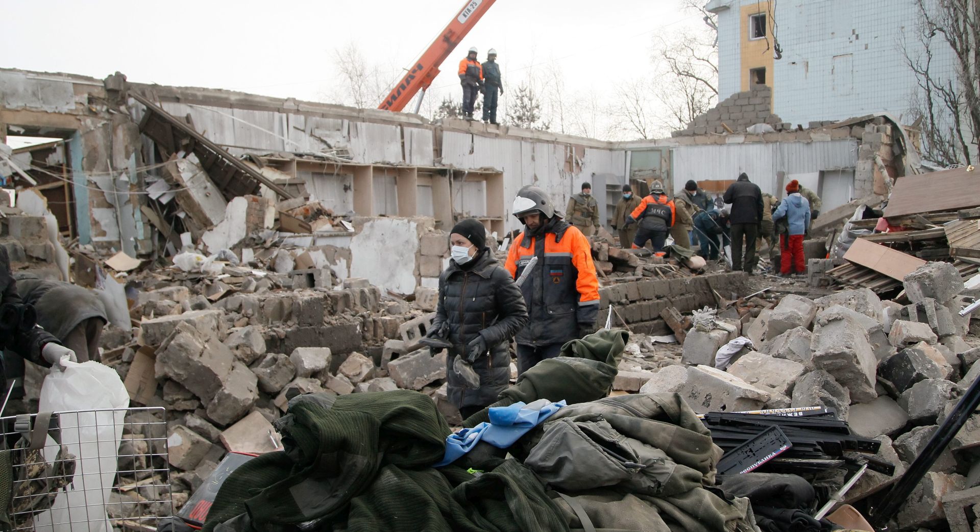 epa05768873 Rescue workers pull down a building damaged in shelling in the pro-Russia rebel controlled city of Donetsk, Ukraine, 03 February 2017. According to media reports, Ukrainian officials have denied that the Ukrainian army fired on the Russian-occupied city of Donetsk.  EPA/ALEXANDER ERMOCHENKO