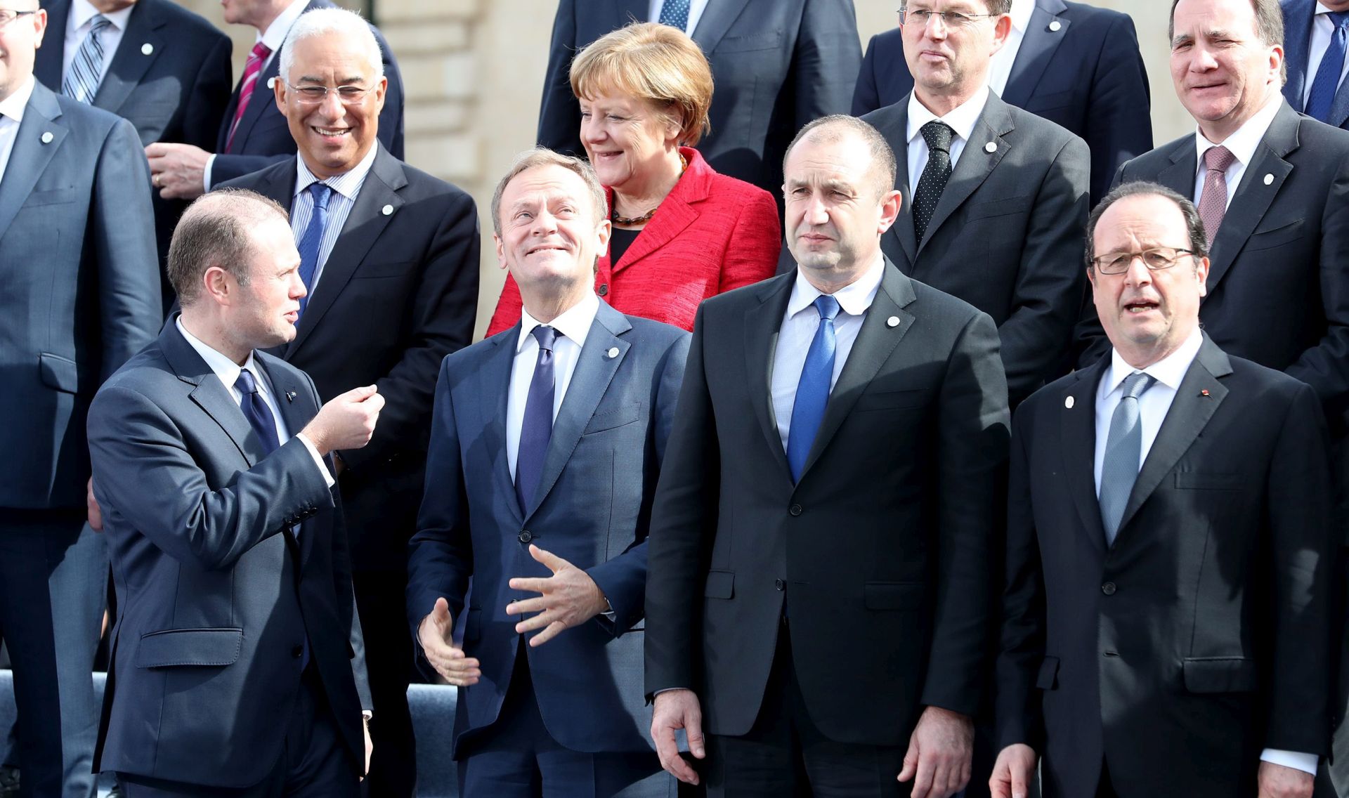 epaselect epa05768392 (L-R) Joseph Muscat, Prime Minister of Malta, Donald Tusk, President of the European Council, Rumen Radev, President of Bulgaria and Francois Hollande, President of France before the family photo during an informal summit meeting of EU leaders in Valletta, Malta, 03 February 2017. The European Union (EU) leaders will address the migration situation, focusing on the Central Mediterranean route and Libya, and discuss the future of the EU after Brexit  EPA/DOMENIC AQUILINA