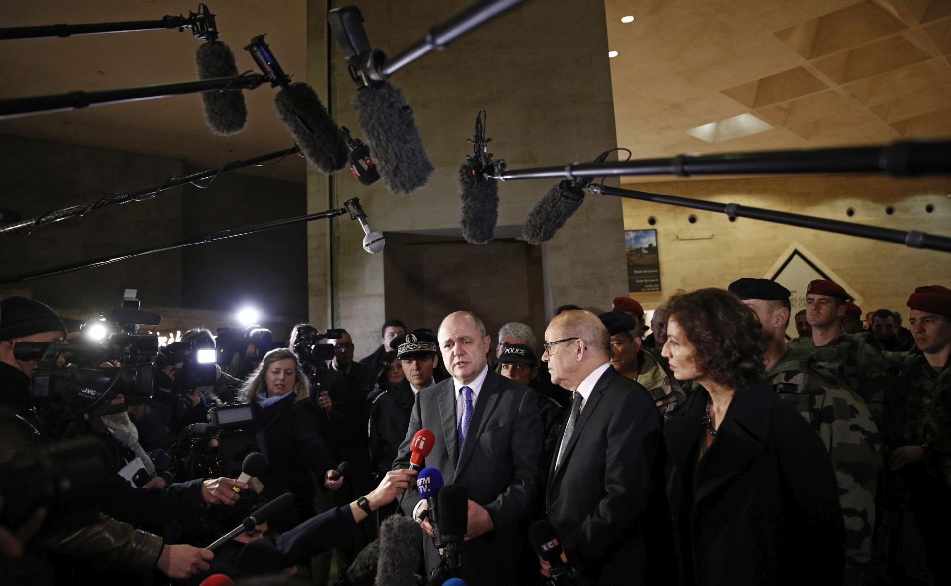 epa05769137 French Interior Minister Bruno Le Roux (C) , French Defense Minister Jean-Yves Le Drian (2-R) and French Culture Minister Audrey Azoulay (R) hold a press conference inside The Louvre Museum in Paris, France, 03 February 2017. Earlier the day, a French soldier opened fire on an machete-wielding attacker at the famous Louvre museum.  EPA/YOAN VALAT