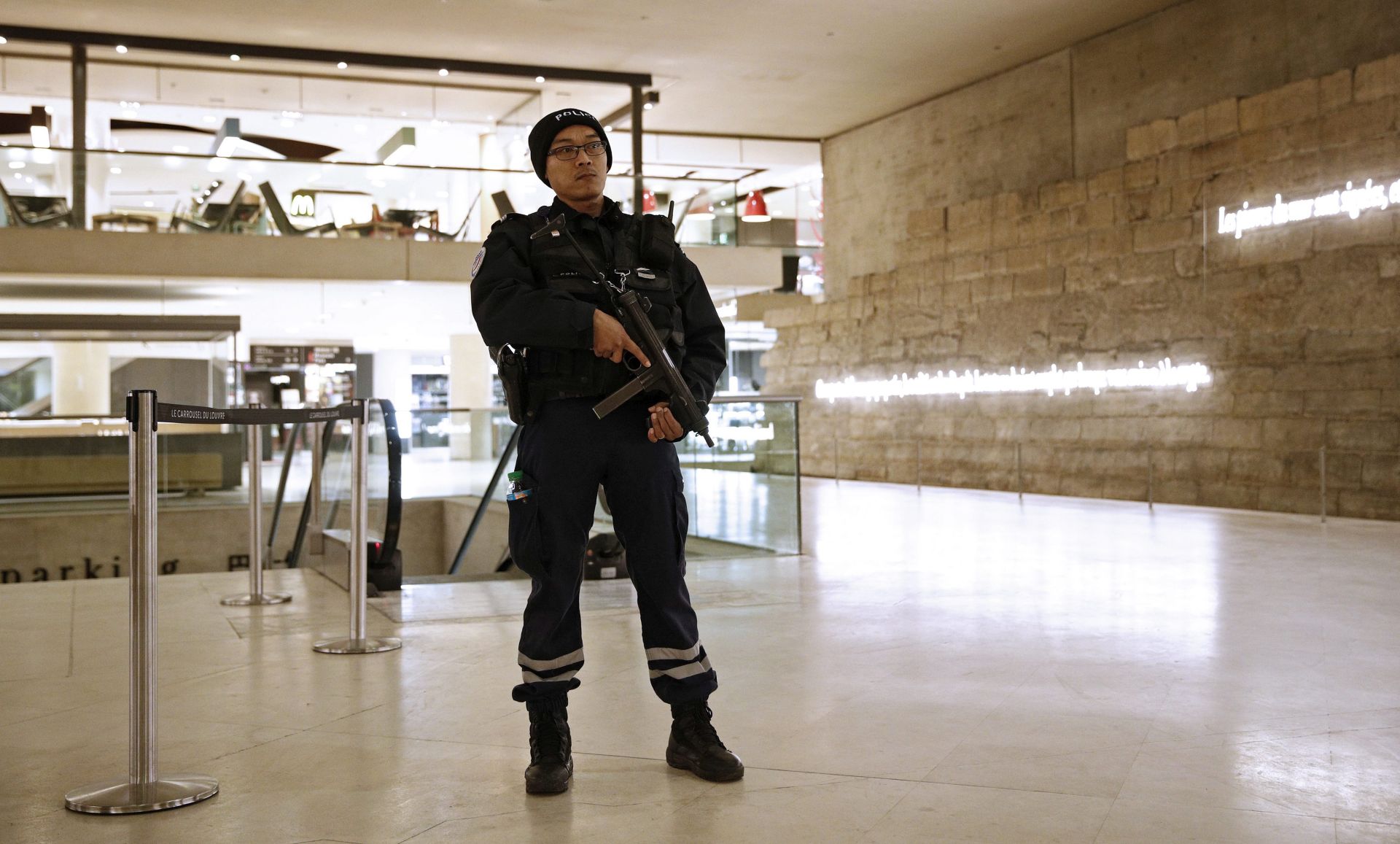 epa05769136 A French policeman stands guard inside The Louvre Museum, ahead of a press conference held by the French Interior and Defense Ministers in Paris, France, 03 February 2017. Earlier the day, a French soldier opened fire on an machete-wielding attacker at the famous Louvre museum.  EPA/YOAN VALAT