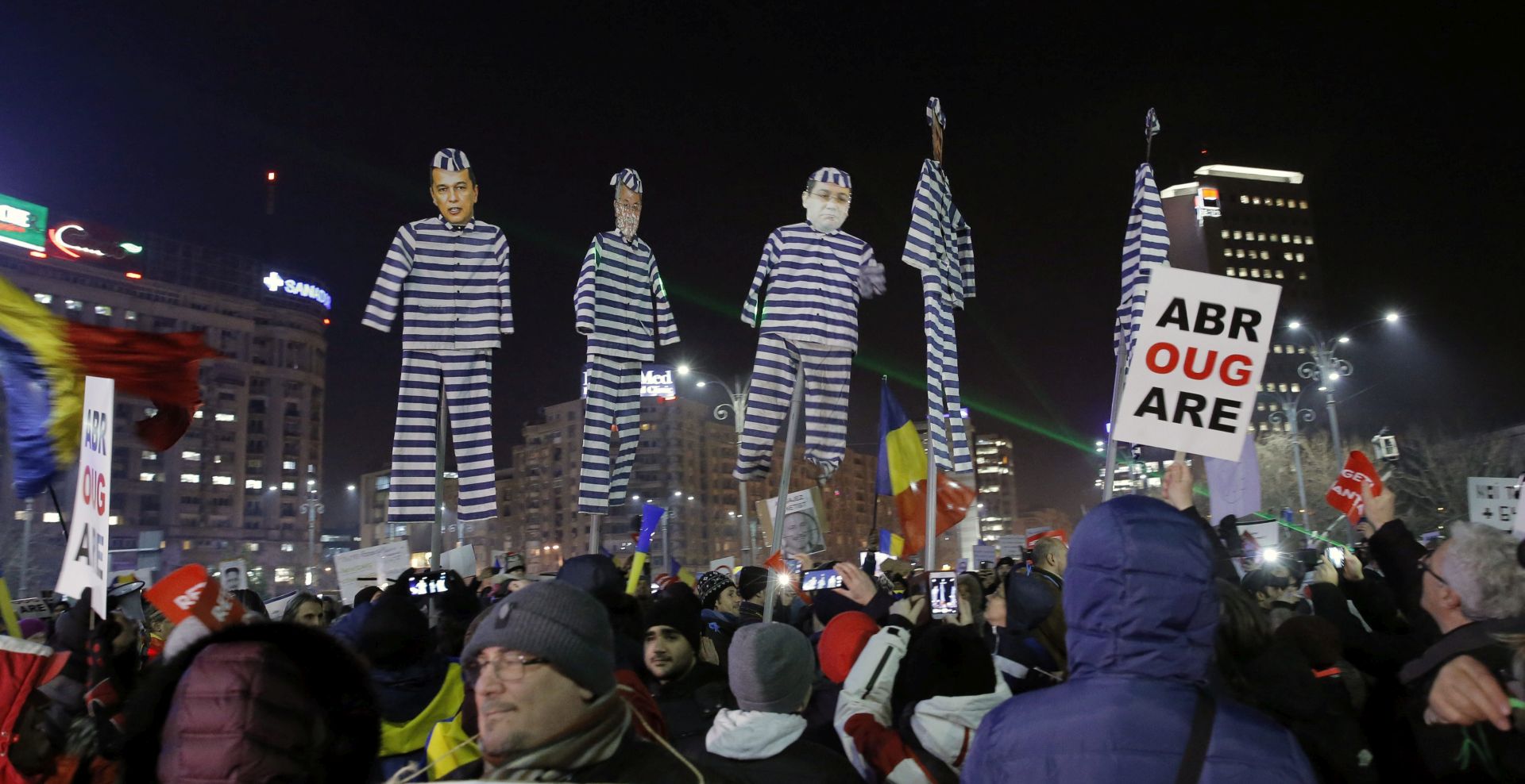 epa05769599 People hold effigies with prison clothes of members of the ruling Social Democratic Party (PSD) party during a protest rally in front of government headquarters in Bucharest, Romania, 03 February 2017. About 75,000 people gathered in front of government building and blocked the city traffic to protest against a government bill  that was passed during a government session on late 31 January, as a government ordinance to pardon those sentenced to jail terms shorter than five years.  EPA/ROBERT GHEMENT