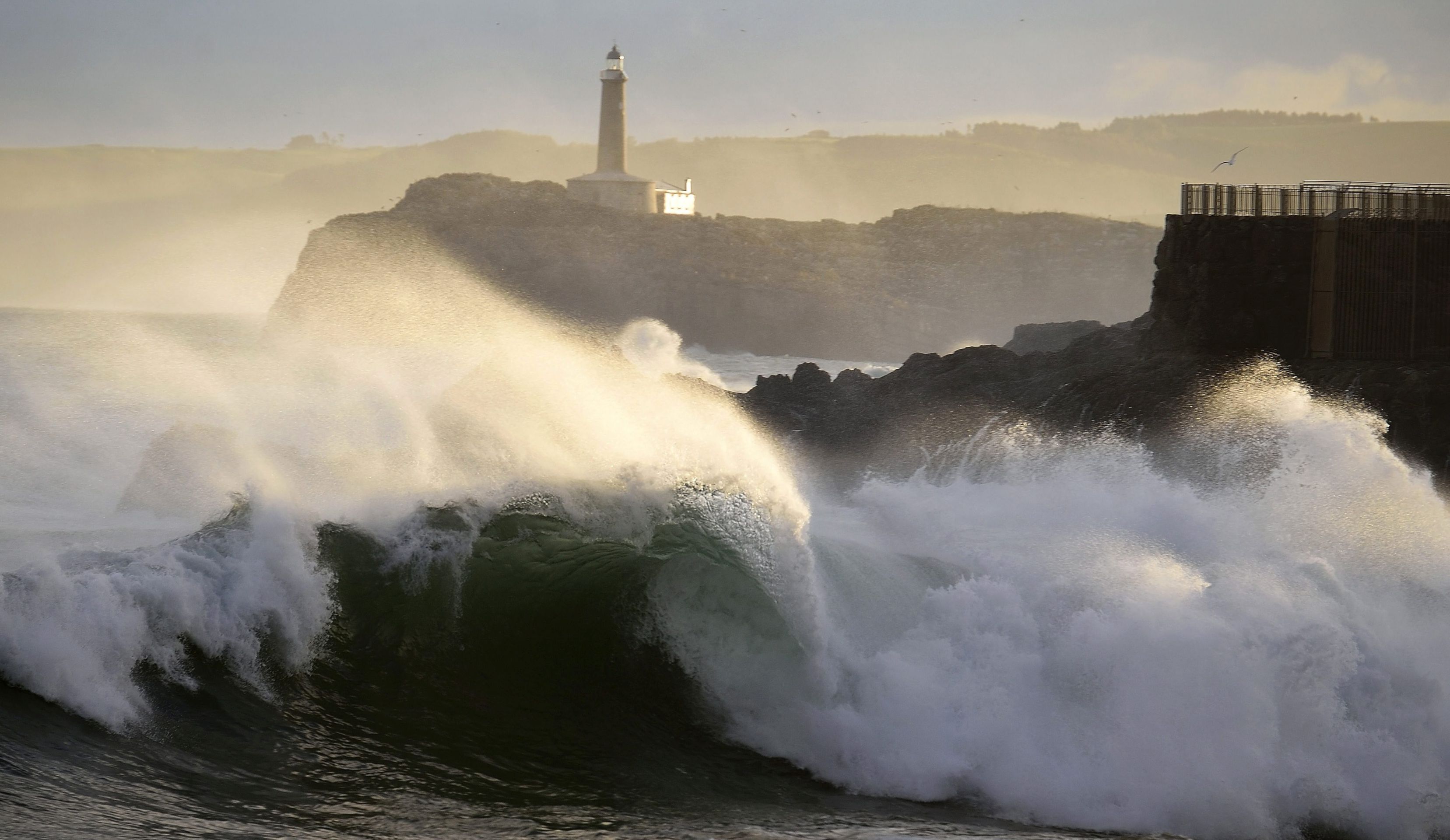 epaselect epa05768038 Big waves break at the Magdalena peninsula in Santander, northern Spain, 03 February 2017. No incidents have been reported despite some areas have registered winds of up to 131km per hour on the north of Spain during the night.  EPA/Pedro Puente Hoyos
