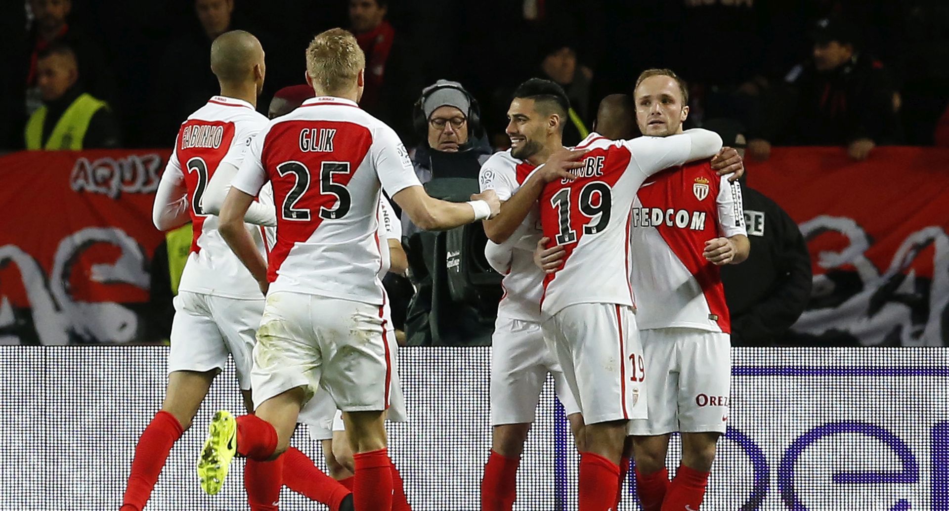 epa05771060 Valere Germain of AS Monaco (R) celebrates with his teammates after scoring a goal against OGC Nice during the French Ligue 1 soccer match, AS Monaco vs OGC Nice, at Stade Louis II, in Monaco, 04 February 2017.  EPA/SEBASTIEN NOGIER