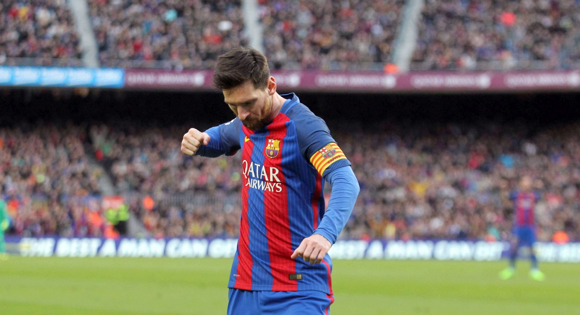 epa05770905 FC Barcelona's forward Lionel Messi  celebrates after scoring 2-0 against Athletic Club during their Spanish Primera Division league game at Camp Nou stadium in Barcelona, northeastern Spain, 04 February 2017.  EPA/Toni Albir