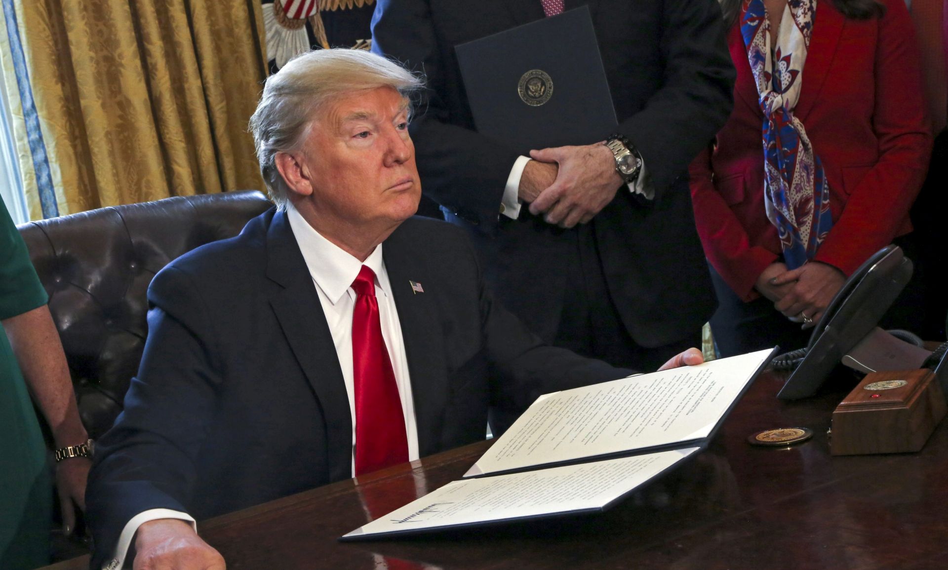 epa05769557 US President Donald J. Trump poses after signing an executive order in the Oval Office of the White House, in Washington, DC, USA, 03 February 2017. Trump signed several executive orders including an order to review the Dodd-Frank Wall Street to roll back financial regulations of the Obama era.  EPA/Aude Guerrucci / POOL