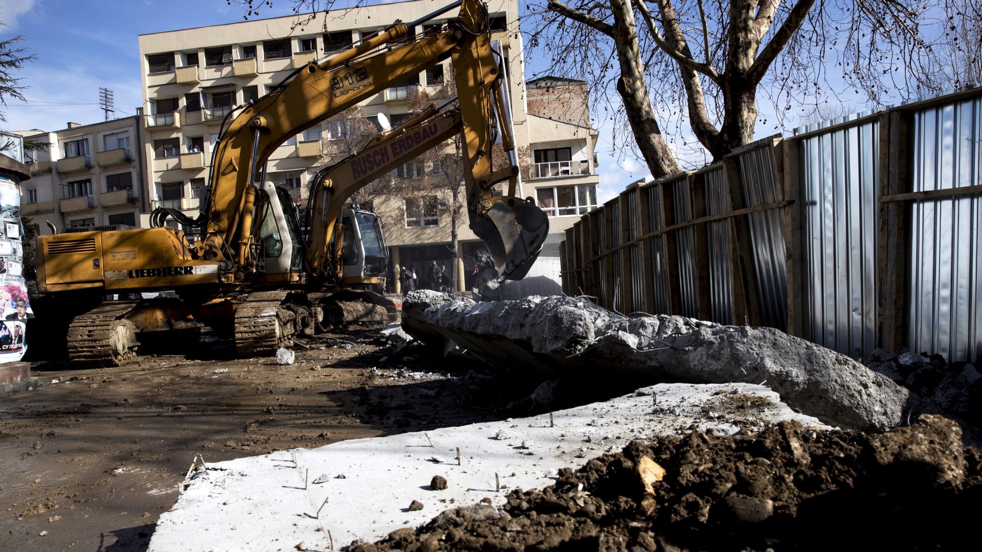 epa05772349 Bulldozers start to demolish the concrete wall in North Mitrovica, Kosovo, 05 February 2017. An agreement was reached on 04 February 2017 between Kosovo's government and local Serb leaders to demolish the concrete wall near the main bridge of the ethnically divided city of Mitrovica. The ethnic Serb minority responsible for building the wall claim it was a barrier against landslides.  EPA/VALDRIN XHEMAJ