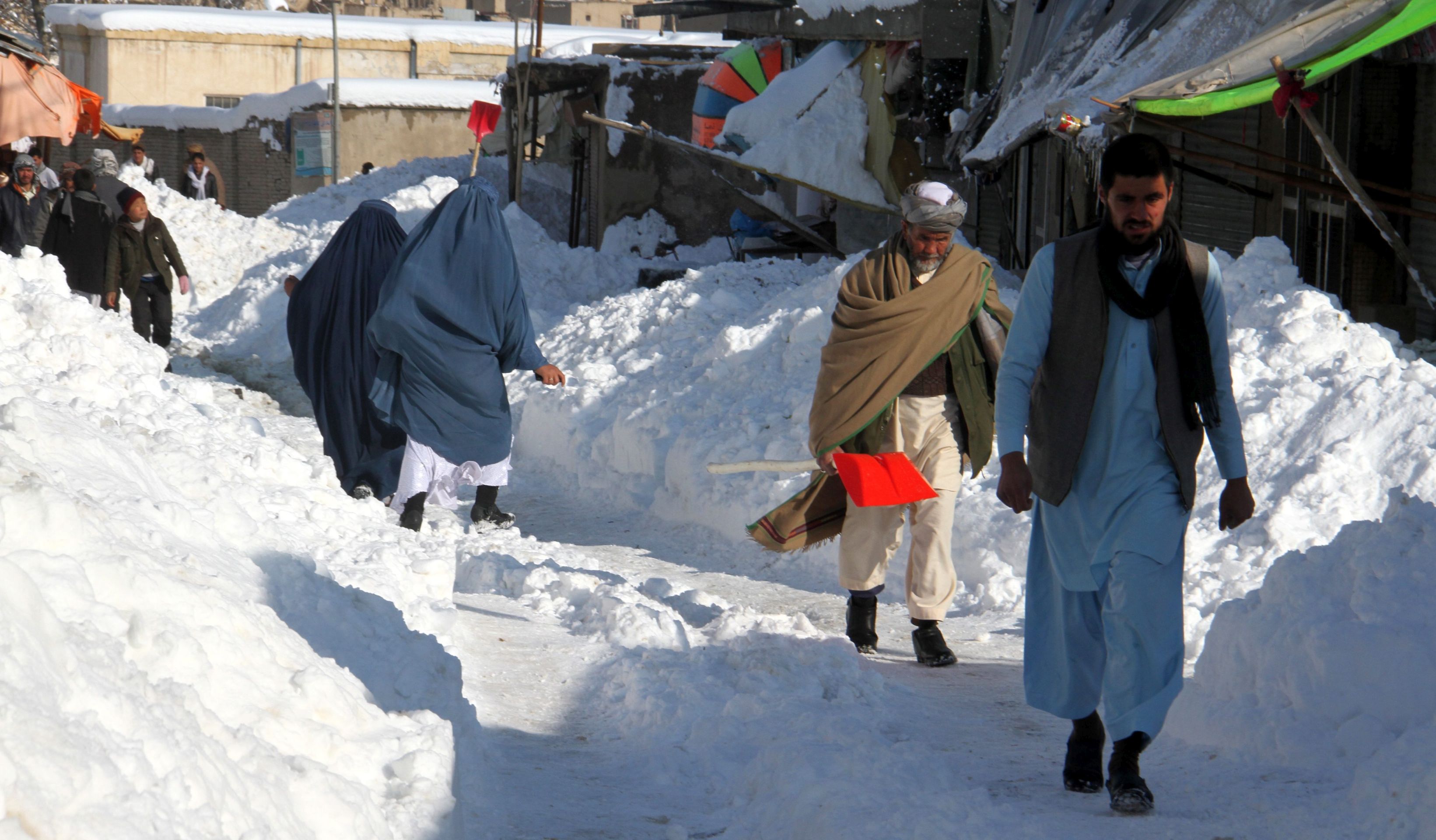epa05773073 People make their way through a snowy road in Ghazni, Afghanistan, 05 February 2017. Dozens of  people were killed across Afghanistan after three days of continued snowfall.  EPA/GHULAM MUSTAFA