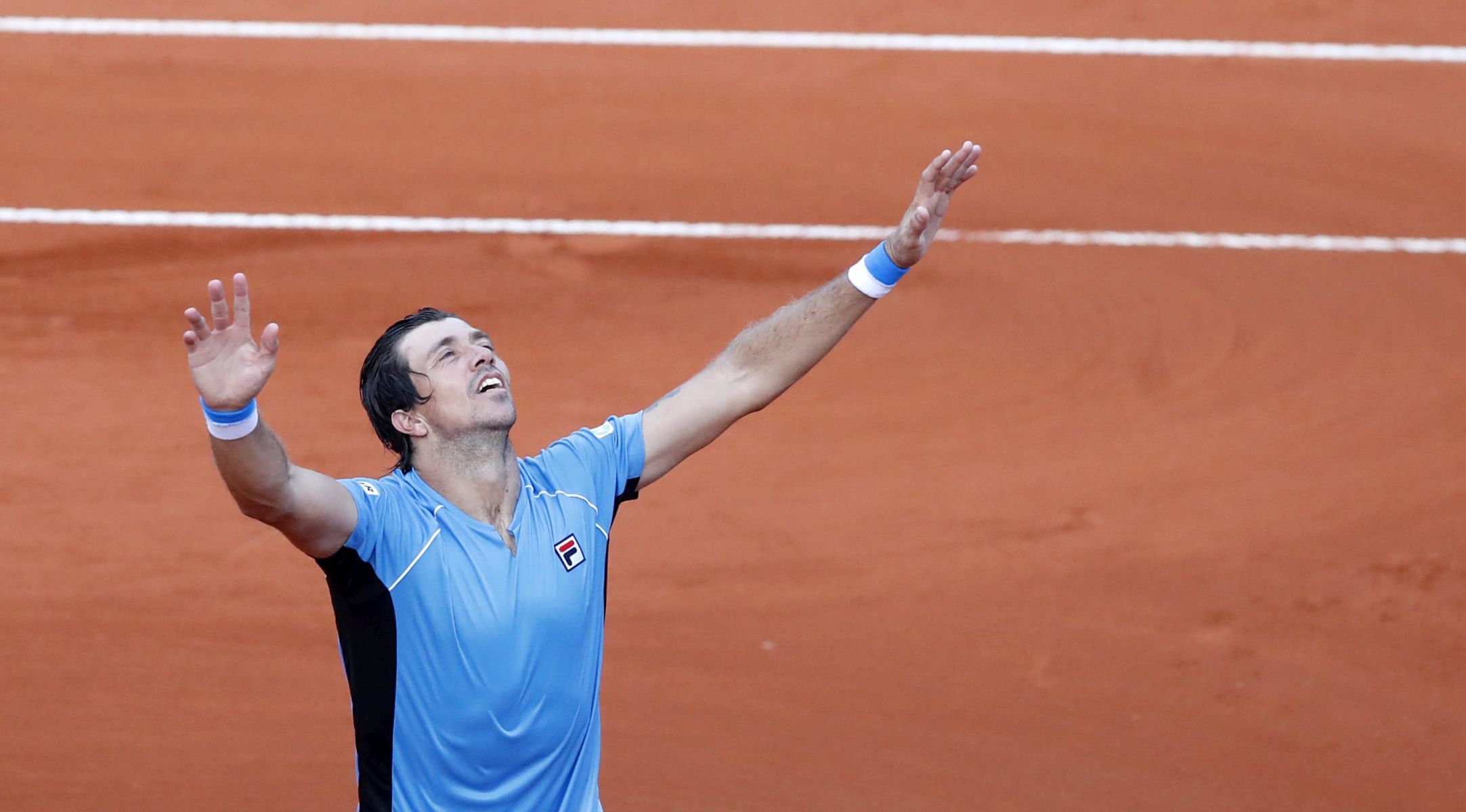 epa05773797 Argentinian Carlos Berloqc celebrates his victory against Italian Paolo Lorenzi during their Davis Cup World Group match in Buenos Aires, Argentina, 05 February 2017.  EPA/DAVID FERNANDEZ