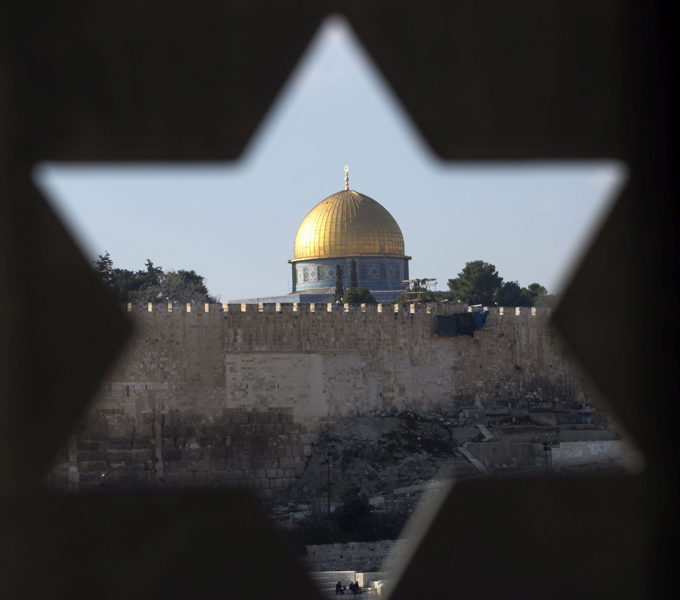 epa05775088 The golden Dome of the Rock, one of Islam's holiest sites, seen through a Jewish Star of David the tis a motif on a fence at the Jewish cemetery on the Mount of Olives in East Jerusalem, 06 February 2017.  EPA/JIM HOLLANDER