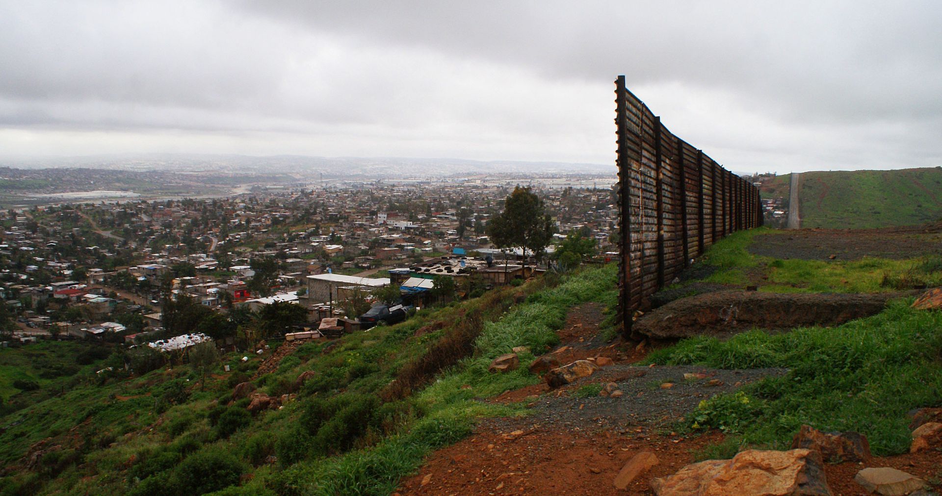 epa05777392 A view of the end of the fence that separates the Mexican (L) and the US territory in Baja California, Mexico, 07 February 2017. Porfirio Hernandez's home, in the Nido de Aguilas (Eagles' Nest) section of Tijuana, is located near a gap in the US-Mexico wall, and it receives frequent visit of immigrants who are in need of water and of help.  EPA/ALEJANDRO ZEPEDA