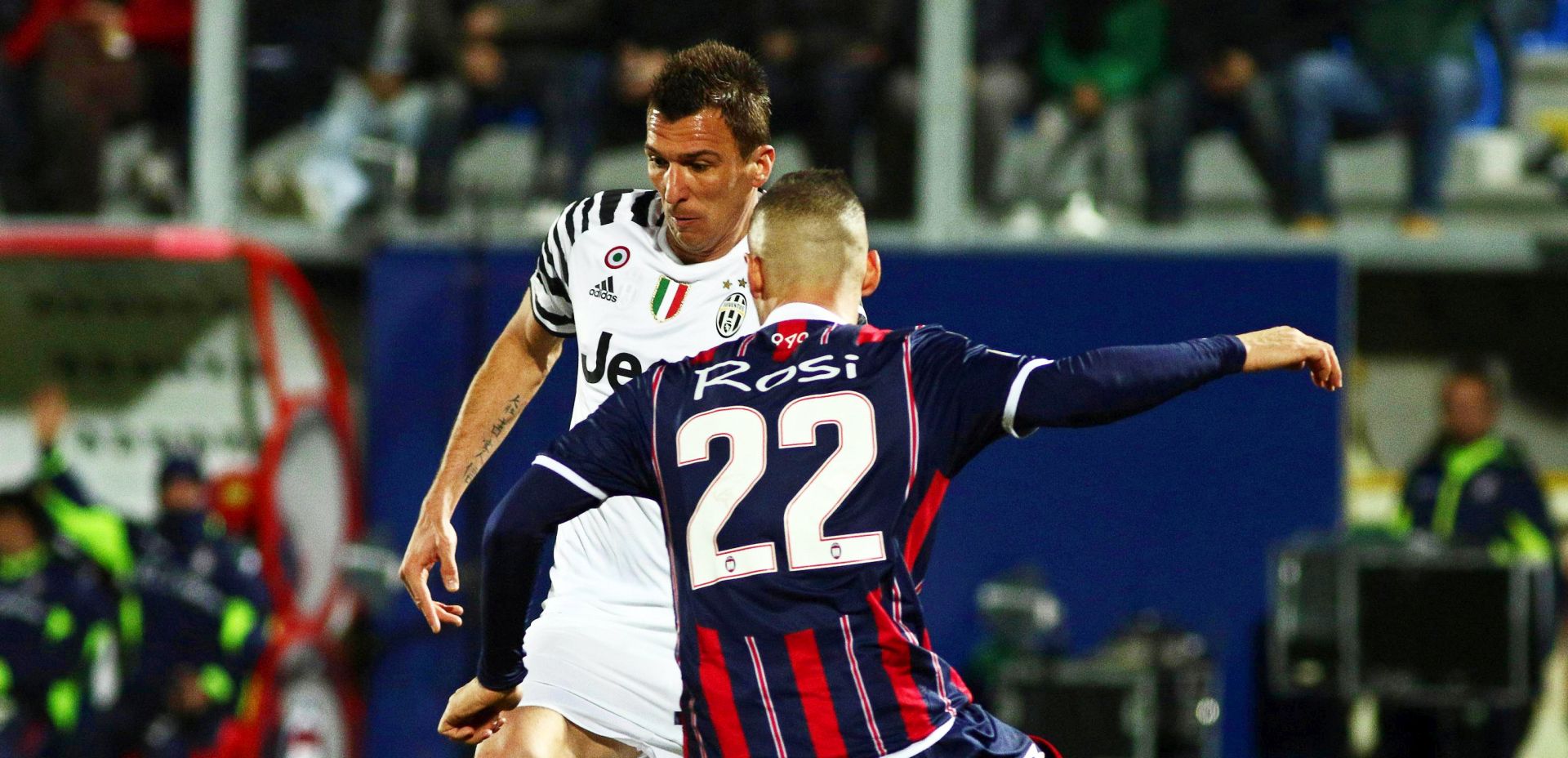 epa05778795 Juventus' Mario Mandzukic (L) in action against Crotone's Aleandro Rosi (R) during the Italian Serie A soccer match between FC Crotone and Juventus FC at Ezio Scida stadium in Crotone, Italy, 08 February 2017.  EPA/ALBANO ANGILLETTA