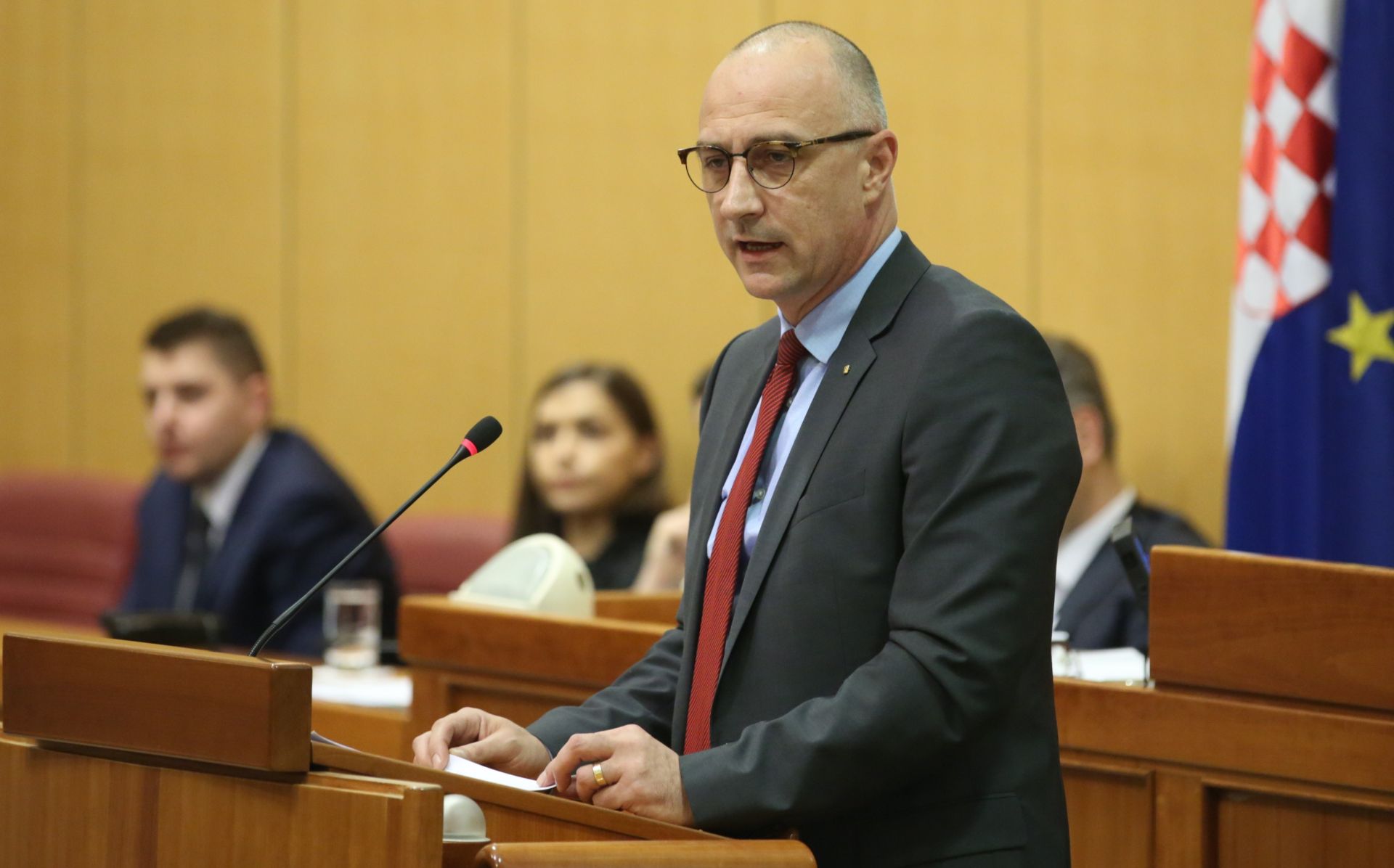 Zagreb, 09.02.2017. - Rasprava o povjerenju ministru znanosti i obrazovanja Pavi Bariiæu u Saboru. Na fotografiji predsjednik HNS-a Ivan Vrdoljak. foto HINA/ Lana SLIVAR DOMINIÆ/ lsd