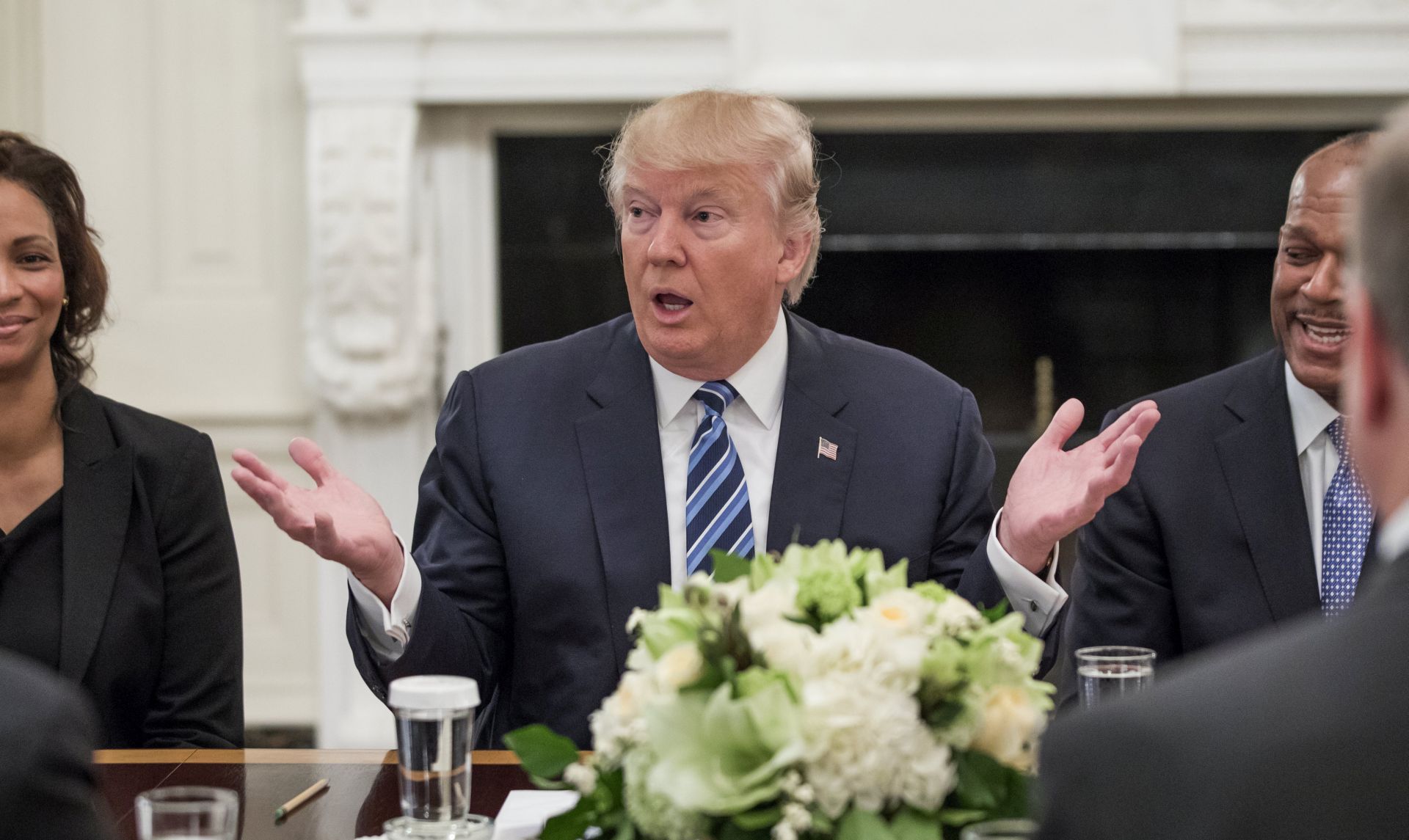 epa05780584 US President Donald J. Trump holds a 'listening session' over breakfast in the State Dining Room with airline executives at the White House in Washington, DC, USA, 09 February 2017. According to the White House, Trump spoke to the executives about domestic job creation.  EPA/JIM LO SCALZO