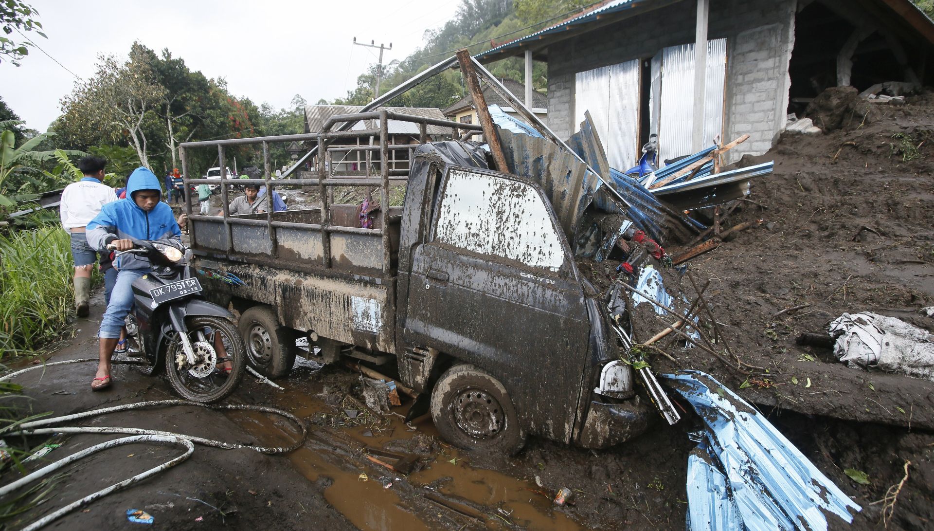 epa05782066 Villagers search for their belongings after a landslide in Bangli, Bali, Indonesia, 10 February 2017. A landslide struck three villages in the Kintamani area in Bali, and killed 12 people killed on the evening of 09 February. According to a spokesperson for the National Disaster Agency, the landslide was caused by sustained torrential rain.  EPA/MADE NAGI
