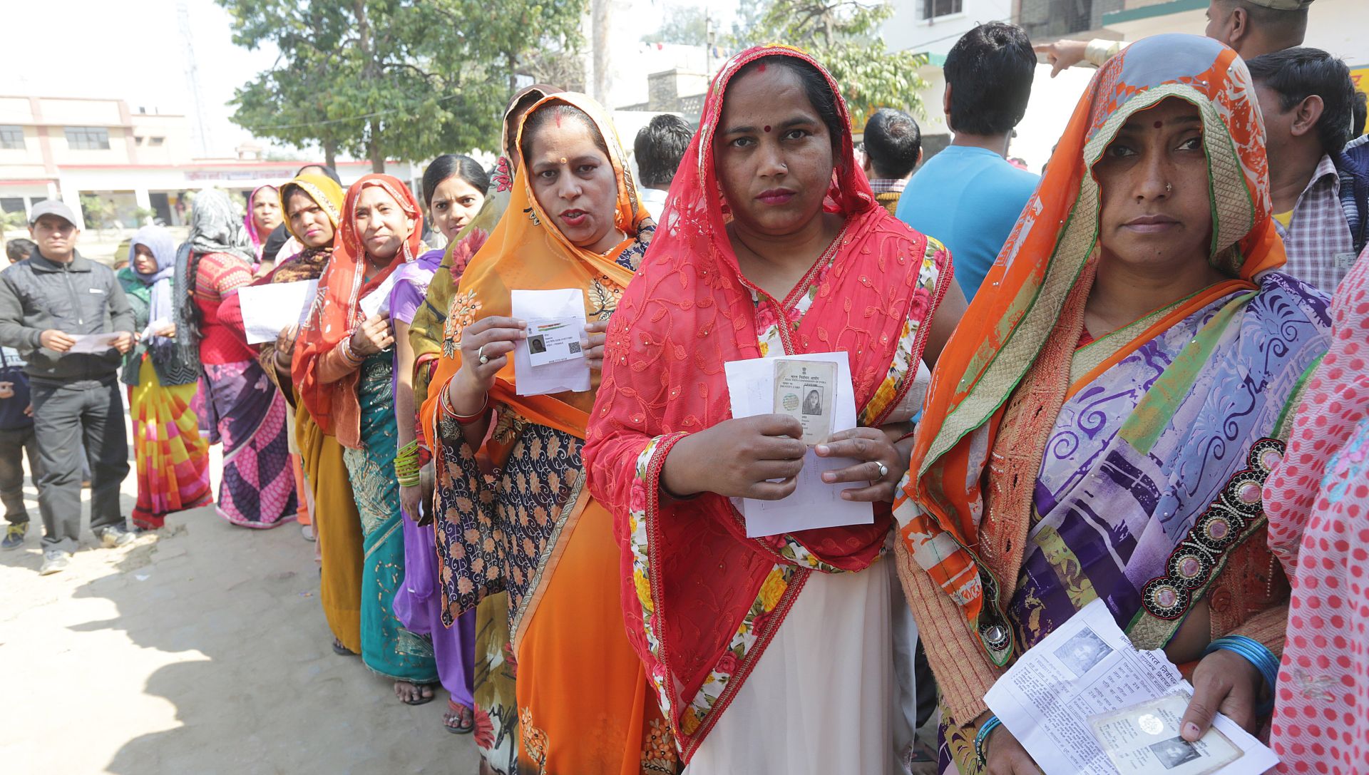 epa05784594 Indian people stand in queues to cast their votes at a polling station  in Dadri, Uttar Pradesh, India 11 February 2017. People cast votes for candidates contesting on 73 out of 403 assembly constituencies in a three-cornered main contest between the ruling Samajwadi Party (SP) in alliance with Congress Party, Bahujan Samaj Party (BSP) and  Bharatiya Janta Party (BJP) in the first phase of the seven phase election in Uttar Pradesh.  EPA/HARISH TYAGI