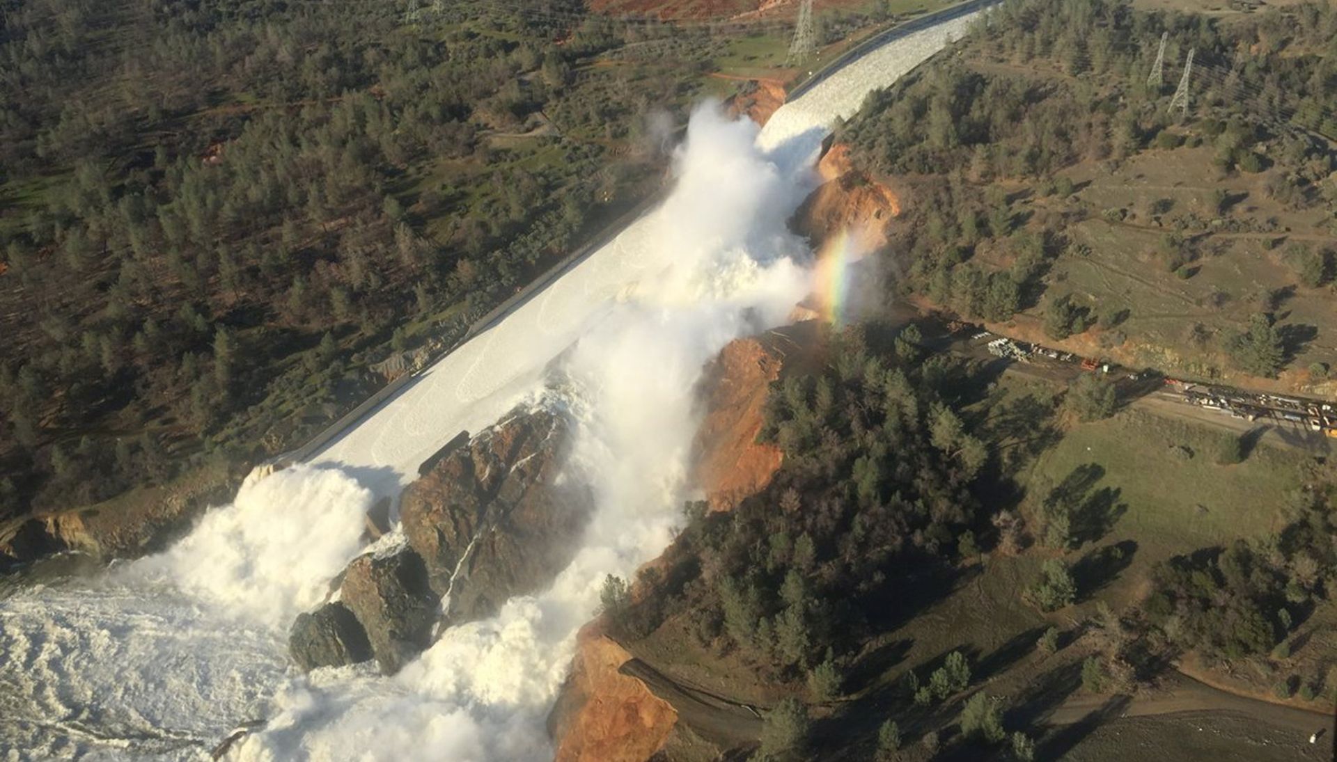 epa05790108 An undated handout photo made available by the California Department of Water Resources (DWR) on 13 February 2017 shows an aerial view of the damaged Oroville spillway in Oroville, California, USA. Californian authorities have ordered thousands of residents in counties and cities near Lake Oroville to evacuate the area on 13 February, over fears of imminent failure of the emergency spillway at the Oroville Dam, the tallest dam in the USA, as a result of severe erosion and heavy rain.  EPA/CALIFORNIA DEPARTMENT OF WATER RESOURCES -- BEST QUALITY AVAILABLE -- HANDOUT EDITORIAL USE ONLY/NO SALES