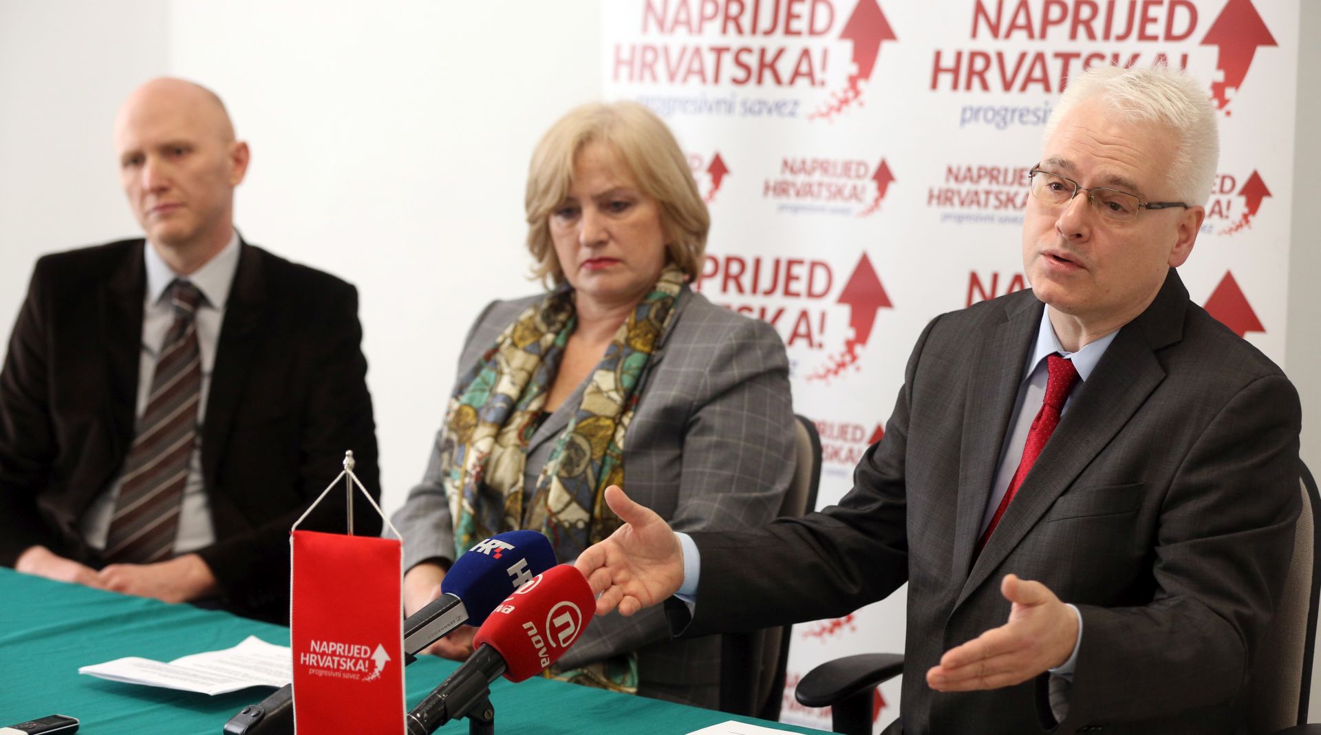 Zagreb, 13.02.2017 - Konferencija za medije stranke Naprijed Hrvatska! - Progresivni savez povodom priključenja stranci Naprijed Hrvatska! - Progresivni savez gospođe Anke Perić, dosadašnje predsjednice županijske organizacije HNS-a Karlovačke županije i većeg broja novih članova u toj županiji. Na konferenciji se prisutnima obratio i predsjednik stranke Naprijed Hrvatska! - Progresivni savez Ivo Josipović. Na slici Renato Petek, Anka Perić i Ivo Josipović.
foto HINA/ Dario GRZELJ / dag