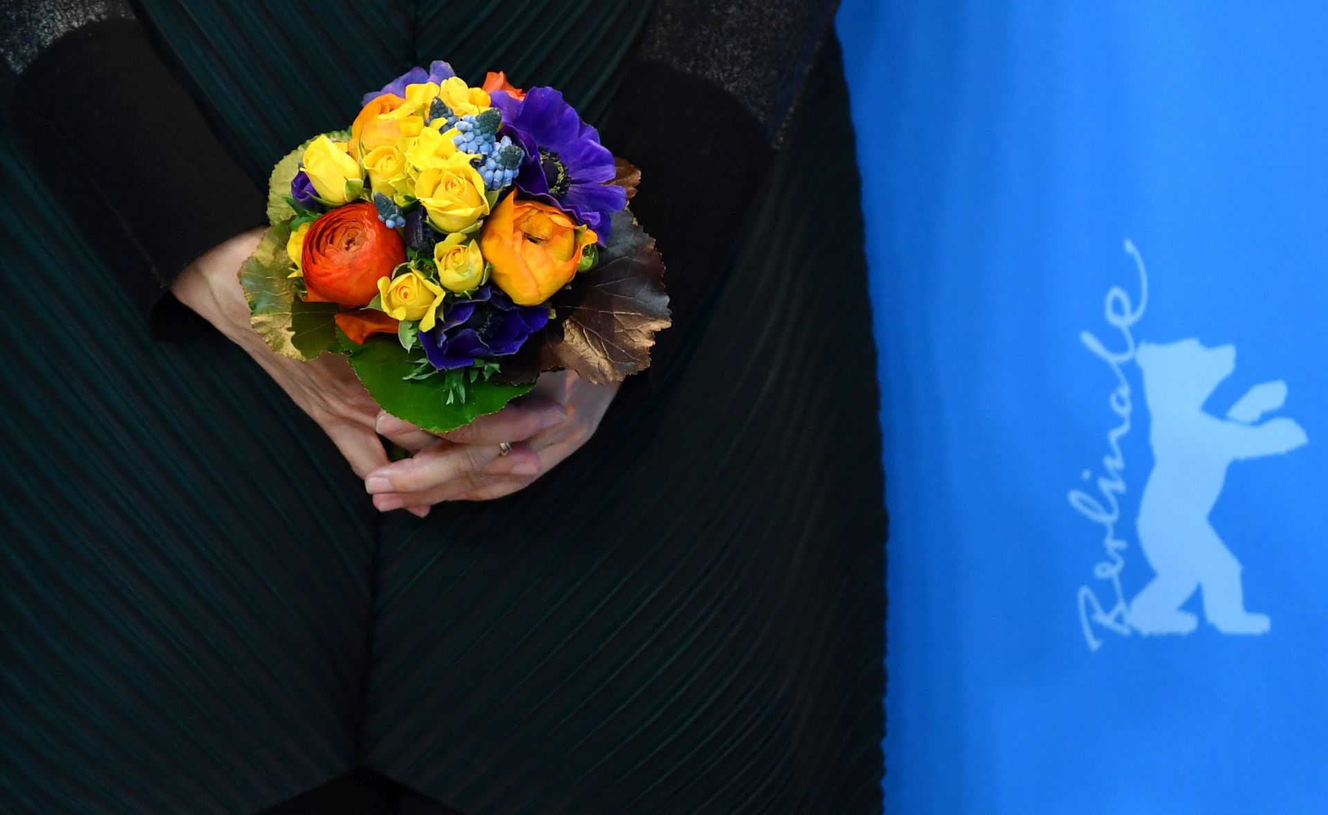 67th International Film Festival in Berlin, Germany, 15 February 2017. Photocall 'Karera ga Honki de Amu toki wa' (Close Knit): director  Naoko Ogigami holds a bouquet. The film (Japan) is being shown in the Berlinale section Panorama Special. Photo: Jens Kalaene/dpa