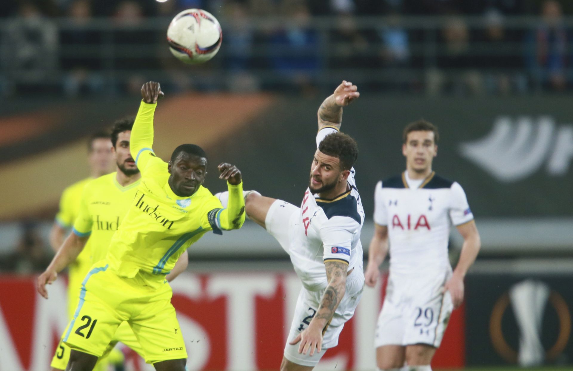 epa05797905 Tottenham Kyle Walker(R) and Gent's Nana Asare fight for the ball  during an UEFA Europa League soccer match between KAA Gent and Tottenham Hotspur FC  at the Ghelamco Arena, in Gent, Belgium, 16 February 2017.  EPA/OLIVIER HOSLET