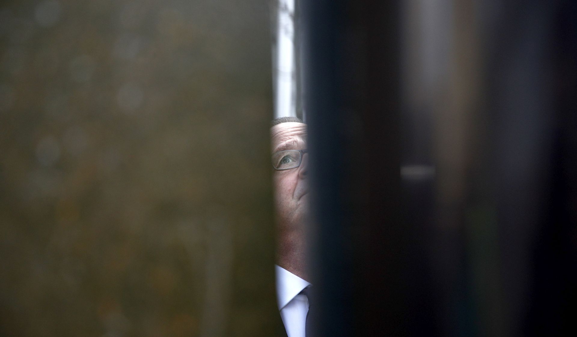 epa05799369 French President Francois Hollande visits the Zac du Plateau neighborhood in the Ivry Sur Seine, south of Paris, France, 17 February 2017. The Zac du plateau is undergoing a major urban renewal due to be completed in 2018.  EPA/YOAN VALAT / POOL MAXPPP OUT