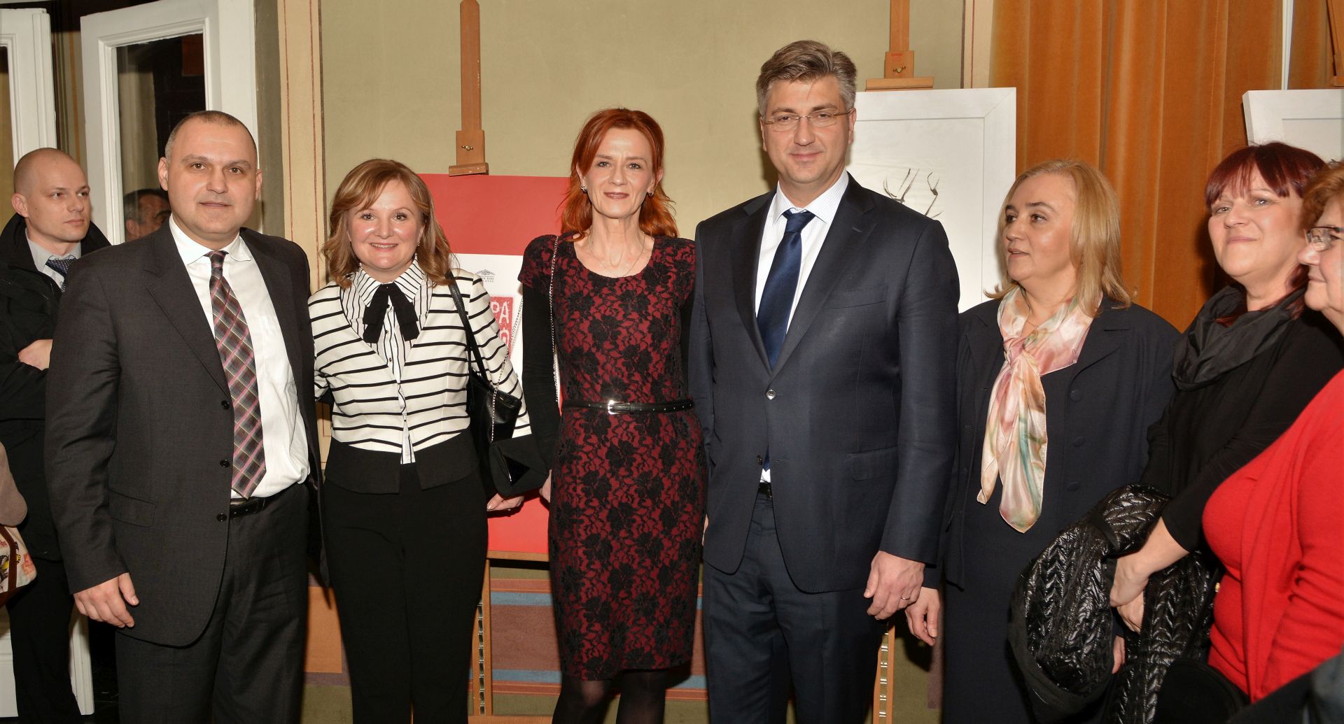 Karlovac, 18.02.2017 - Predsjednik Vlade Republike Hrvatske Andrej Plenkoviæ sudjelovao je na obiljeavanju 27. obljetnice osnutka HDZ-a Karlovaèke upanije u Karlovcu. Na slici premijer Plenkoviæ, sadanji gradonaèelnik Karlovca i kandidat HDZ-a za upana Karlovaèke upanije Damir Jeliæ (L), kandidatkinja za zamjenicu upana Vesna Hajsan Dolinar (2L), kandidatkinja za zamjenicu upana Karlovaèke upanije Martina Furdek Hajdin (3L) i kandidatkinja za zamjenicu gradonaèelnika Karlovca Andreja Navijaliæ (5L) ravnateljica Zavoda za hitnu medicinu Maja Grba Bujeviæ (6L) i ministrica demografije, obitelji, mladih i socijalne politike Nada Murganiæ (D).
foto HINA/ Mladen VOLARIÆ /ds