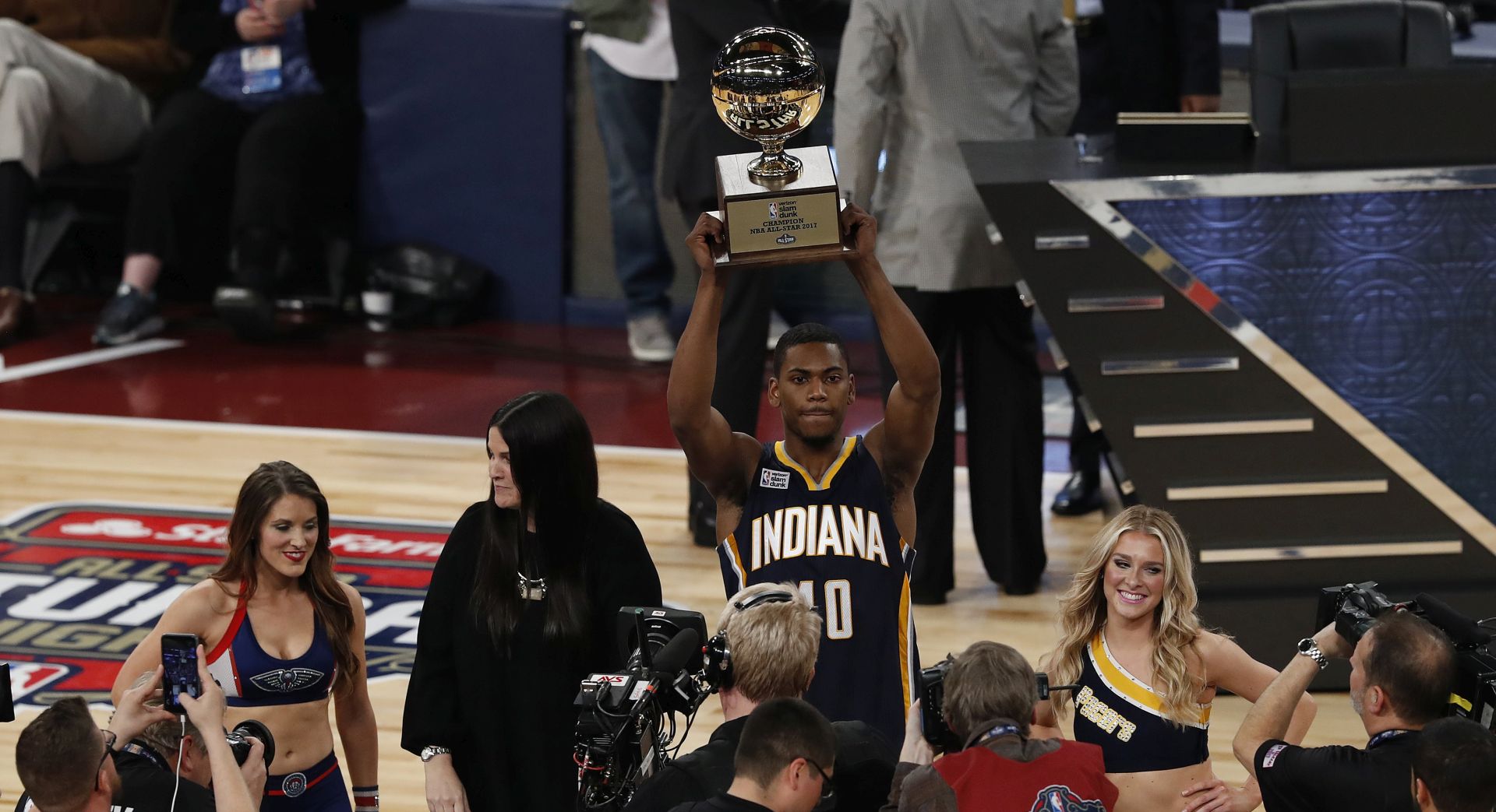 epa05803087 Glenn Robinson III holds up the trophy after winning the NBA All-Star Slam Dunk Contest at Smoothie King Center, part of the NBA All-Star weekend in New Orleans, Louisiana, USA, 18 February 2017. The NBA All-Star Game will be played 19 February in New Orleans.  EPA/JOHN G. MABANGLO