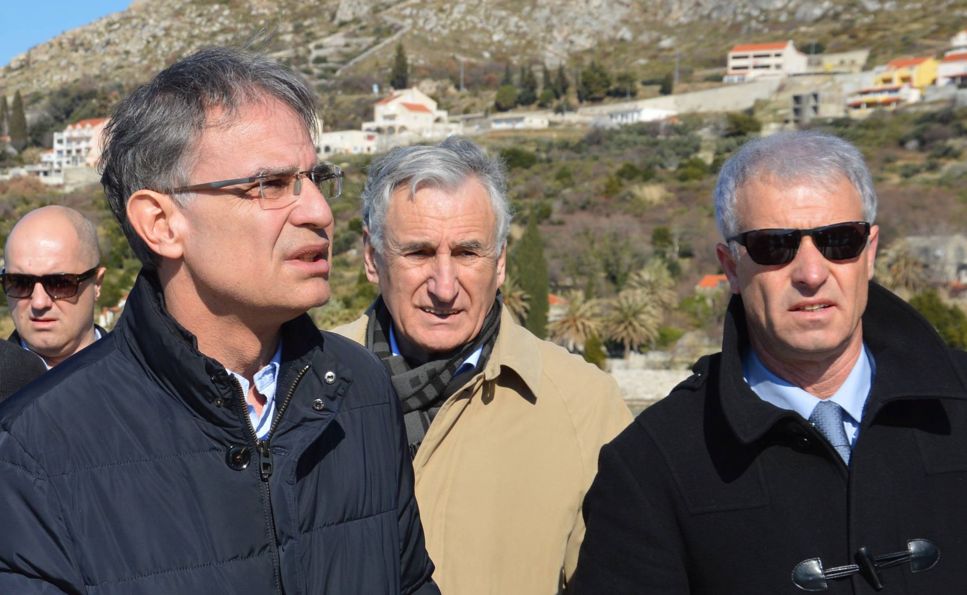 Dubrovnik, 19.02.2017 - U sklopu slubenog boravka u Dubrovaèko-neretvanskoj upaniji, ministar turizma Gari Cappelli sudjelovao je danas na predstavljanju, a kasnije i na obilasku Hotela Plat u Opæini upa dubrovaèka, koji bi na jednoj od iduæih sjednica Vlada RH trebao biti proglaen stratekim investicijskim projektom. Na slici ministar Cappelli, naèelnik opæine upa dubrovaèka Silvio Nardelli (D) i upan dubrovaèko-neretvanske upanije Nikola Dobroslaviæ (C).
foto HINA/ Nika MILETIÆ /ds