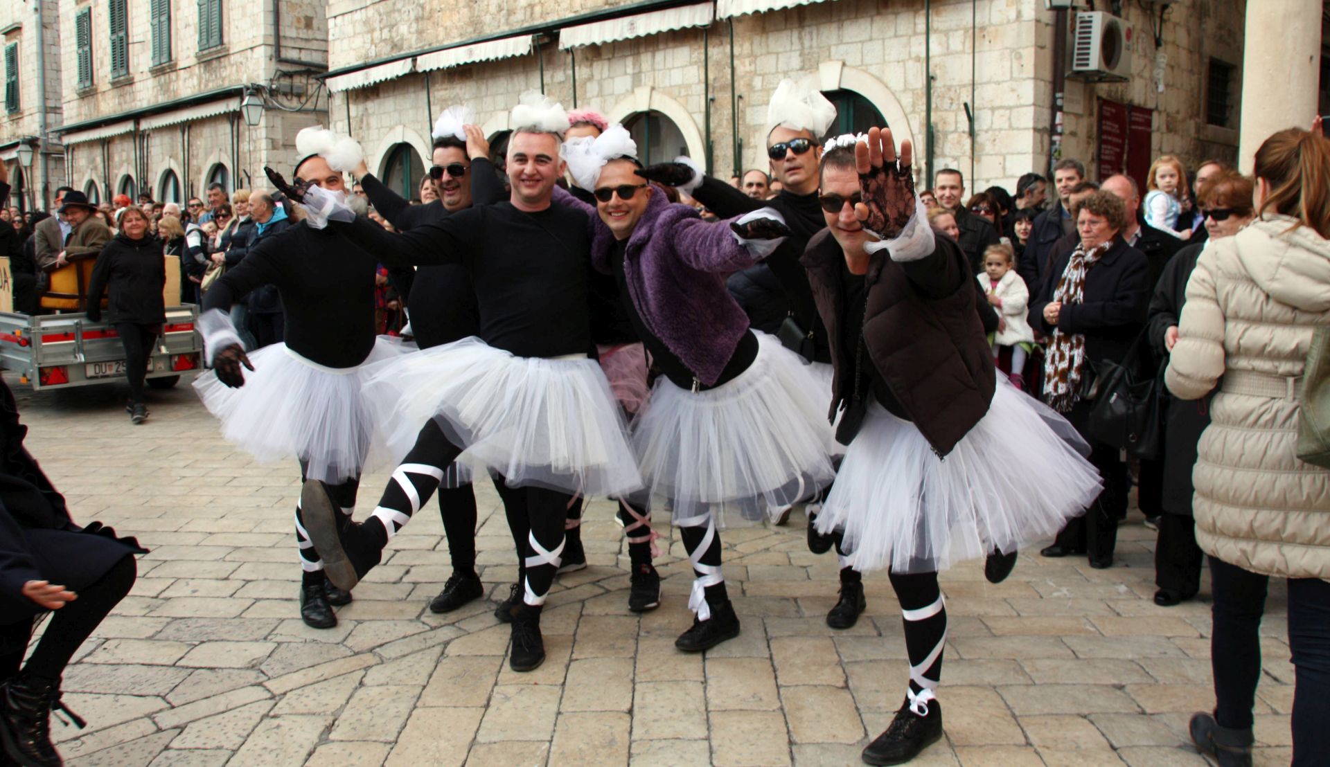 Dubrovnik, 19.02.2017 - Tradicionalni ''upski karnevo'' stigao je u nedjelju u popodnevnim satima po 36. put na dubrovaèki Stradun. Makarane grupe iz Cavtata, Konavala i upe, te grupe iz Stona, Biograda na Moru, Vira, Nove Gradike, Brista, sa otoka Braèa, iz Primotena, Ptuja, irokog Brijega prvo su obile Cavtat, potom upu dubrovaèku, nakon èega su od 15 i 30 pohodili Stradun.
foto HINA/ Nika MILETIÆ /ds