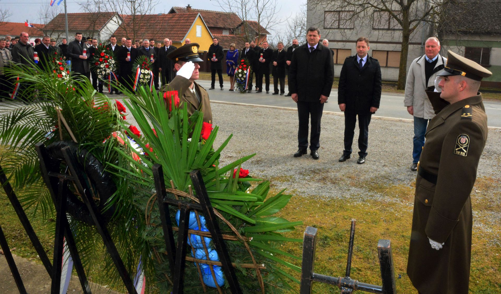 Sibinj, 19.02.2017 - Polaganjem vijenaca kod spomen obiljeja sibinjskim rtvama poèeo je program obiljeavanja 82. godinjice pobune seljaka iz okolice Slavonskog Broda protiv represije reima Kraljevine Jugoslavije i pogibije njih 14 19. i 20. veljaèe 1935. u sukobima s jugoslavenskom andarmerijom. Na sveèanosti u Opæini Sibinj danas su bili Andrija Hebrang kao izaslanik predsjednice Republike Kolinde Grabar Kitaroviæ i ministar Tomislav Paneniæ.
foto HINA/ ds