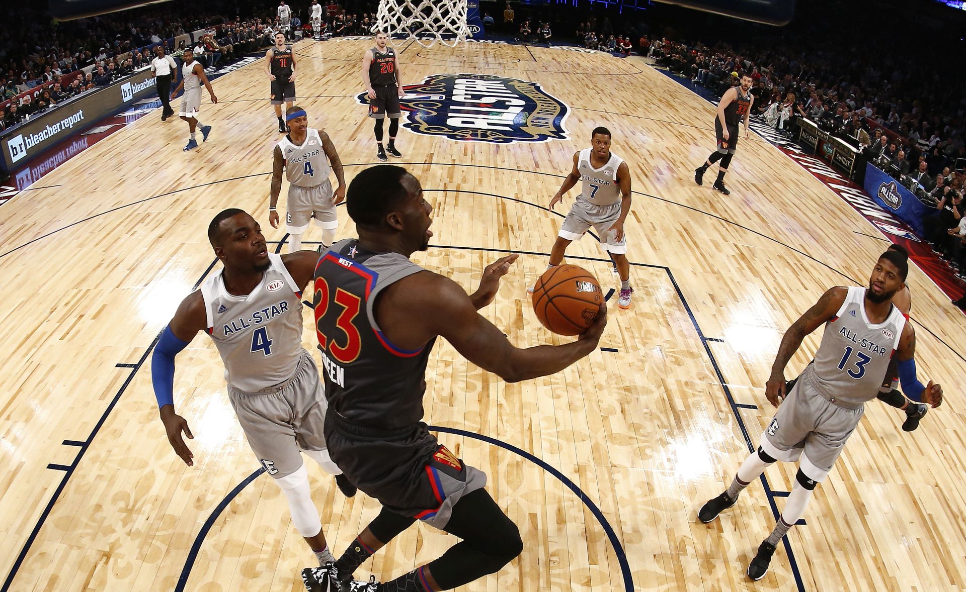 epa05804779 Western Conference forward Draymond Green (C) goes to the basket during the NBA All-Star Game at the Smoothie King Center in New Orleans, Louisiana, USA, 19 February 2017.  EPA/LARRY W. SMITH
