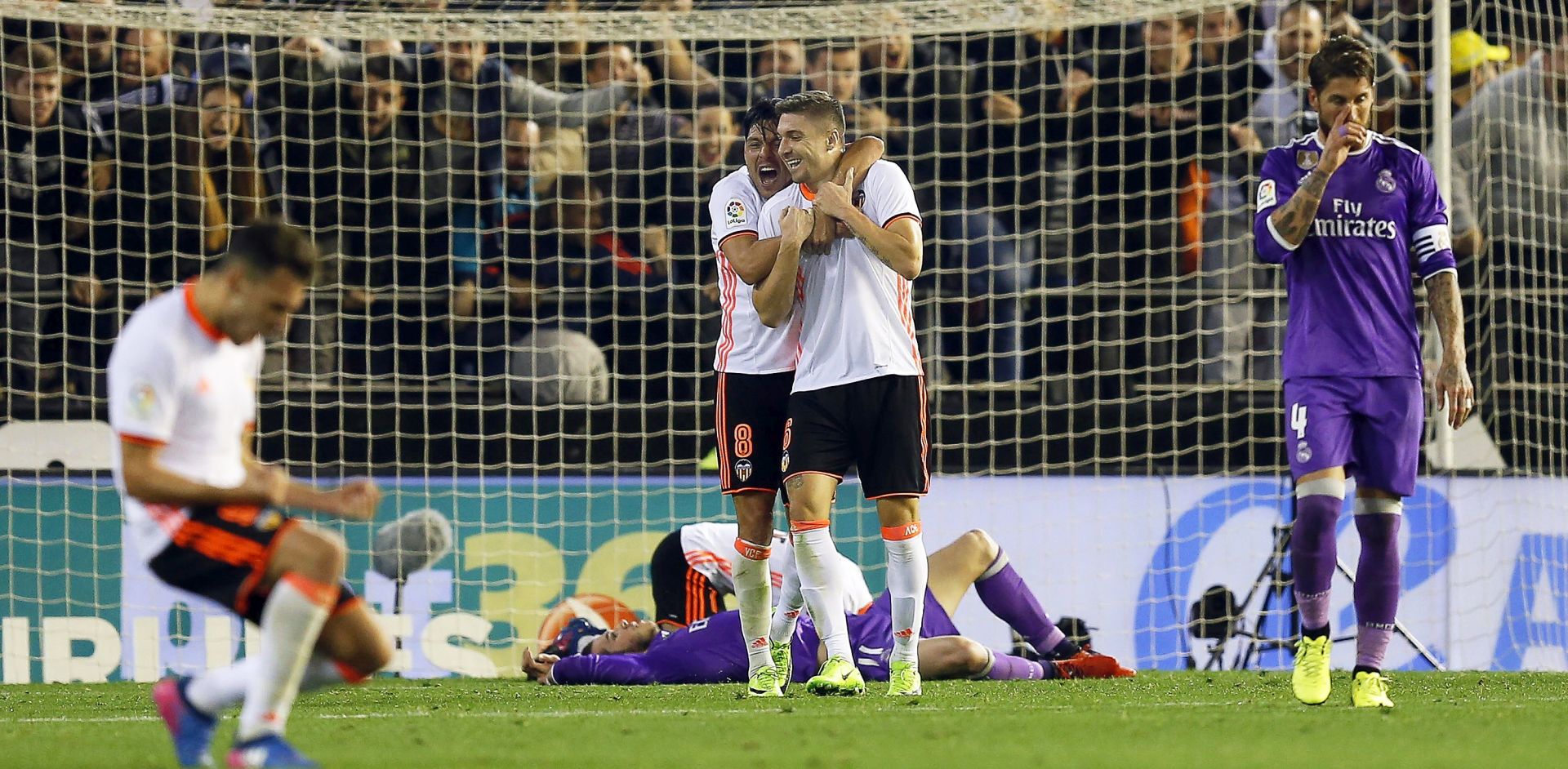 epa05809204 Valencia players celebrate after the Spanish Primera Division soccer match between Valencia CF and Real Madrid at Mestalla Stadium in Valencia, eastern Spain, 22 February 2017. Valencia won 2-1.  EPA/KAI FOERSTERLING