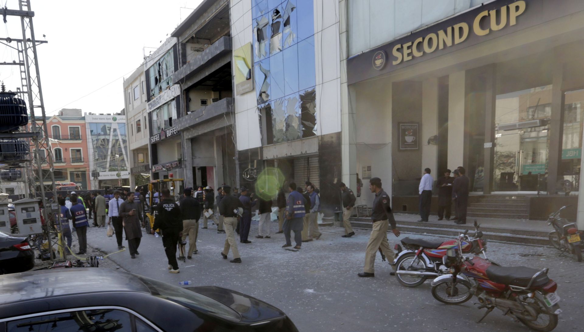 epa05809808 Pakistani security officials inspect the scene of a bomb blast in Lahore, Pakistan, 23 February 2017. At least 8 people were killed and more than 30 injured in the incident.  EPA/RAHAT DAR
