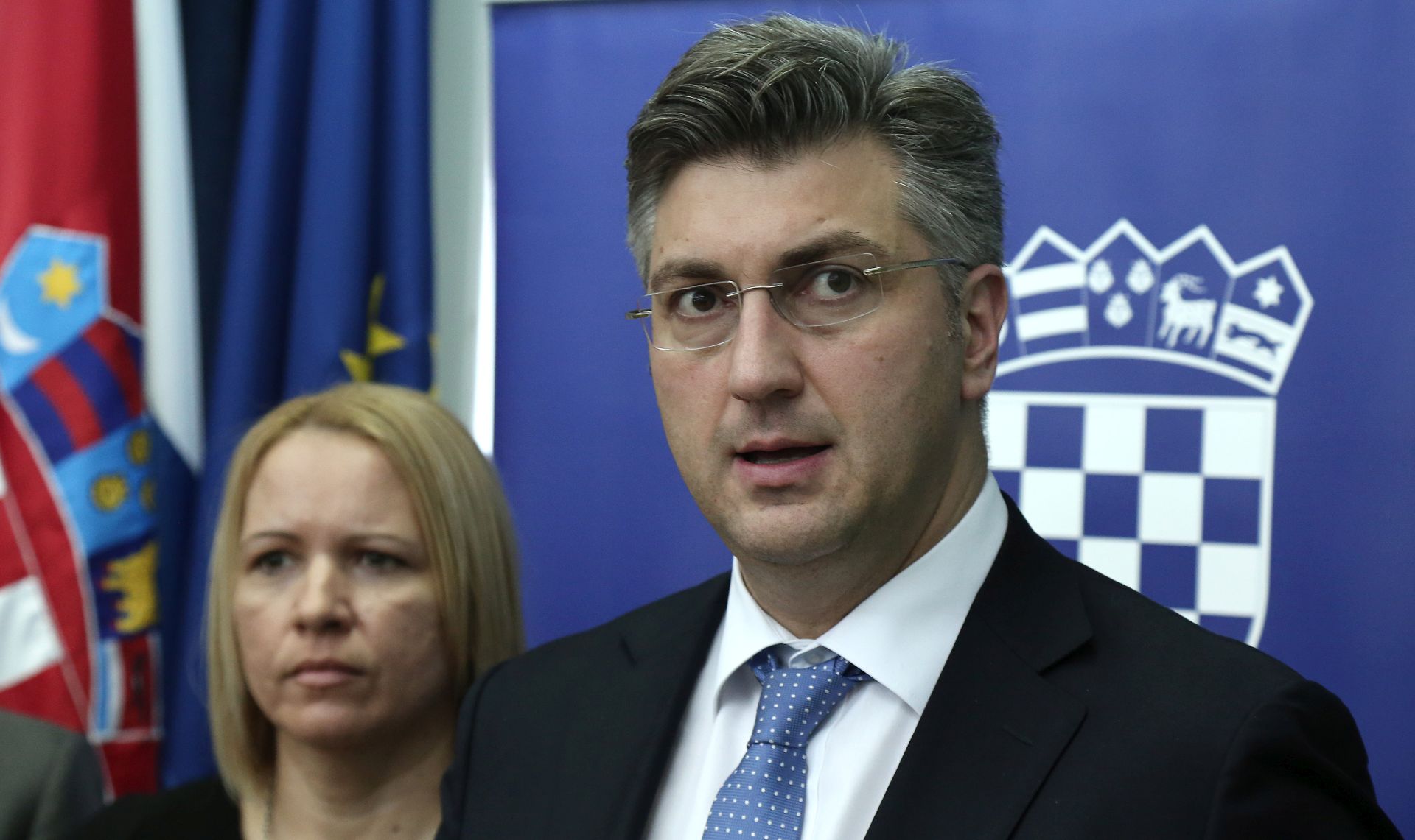 Zagreb, 23.11.2017. - Vlada RH održala je sjednicu u gradu Sisku. Nakon sjednice održano je potpisivanje Ugovora o dodjeli bespovratnih sredstava unutar Poziva na dostavu projektnih prijedloga Poboljšanje isplativosti i pristupa dnevnim bolnicama i/ili dnevnim kirurgijama te Ugovora o dodjeli bespovratnih sredstava unutar Poziva na dostavu projektnih prijedloga Poboljšanje pristupa hitnoj zdravstvenoj zaštiti u okviru Operativnog programa „Konkurentnost i kohezija 2014.-2020.“. Na fotografiji premijer Andrej Plenković i gradonačelnica Siska Kristina Ikić Baniček.
foto HINA/ Tomislav PAVLEK /tp