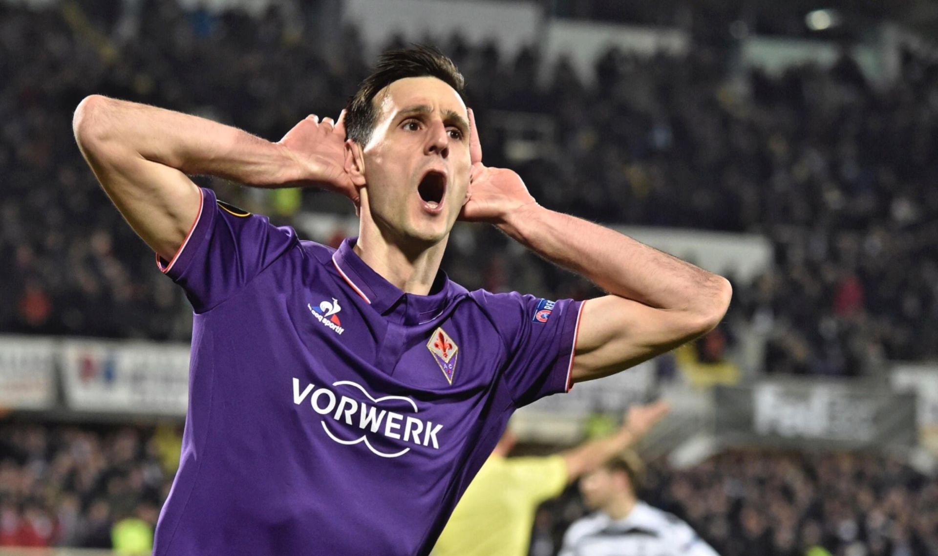 epa05811288 Fiorentina's Nikola Kalinic jubilates after  scoring the 1-0 goal during the UEFA Europa League round of 32 second leg soccer match between ACF Fiorentina and Borussia Moenchengladbach at Artemio Franchi stadium in Florence, EPA/MAURIZIO DEGL' INNOCENTIItaly, 23 February 2017.  
