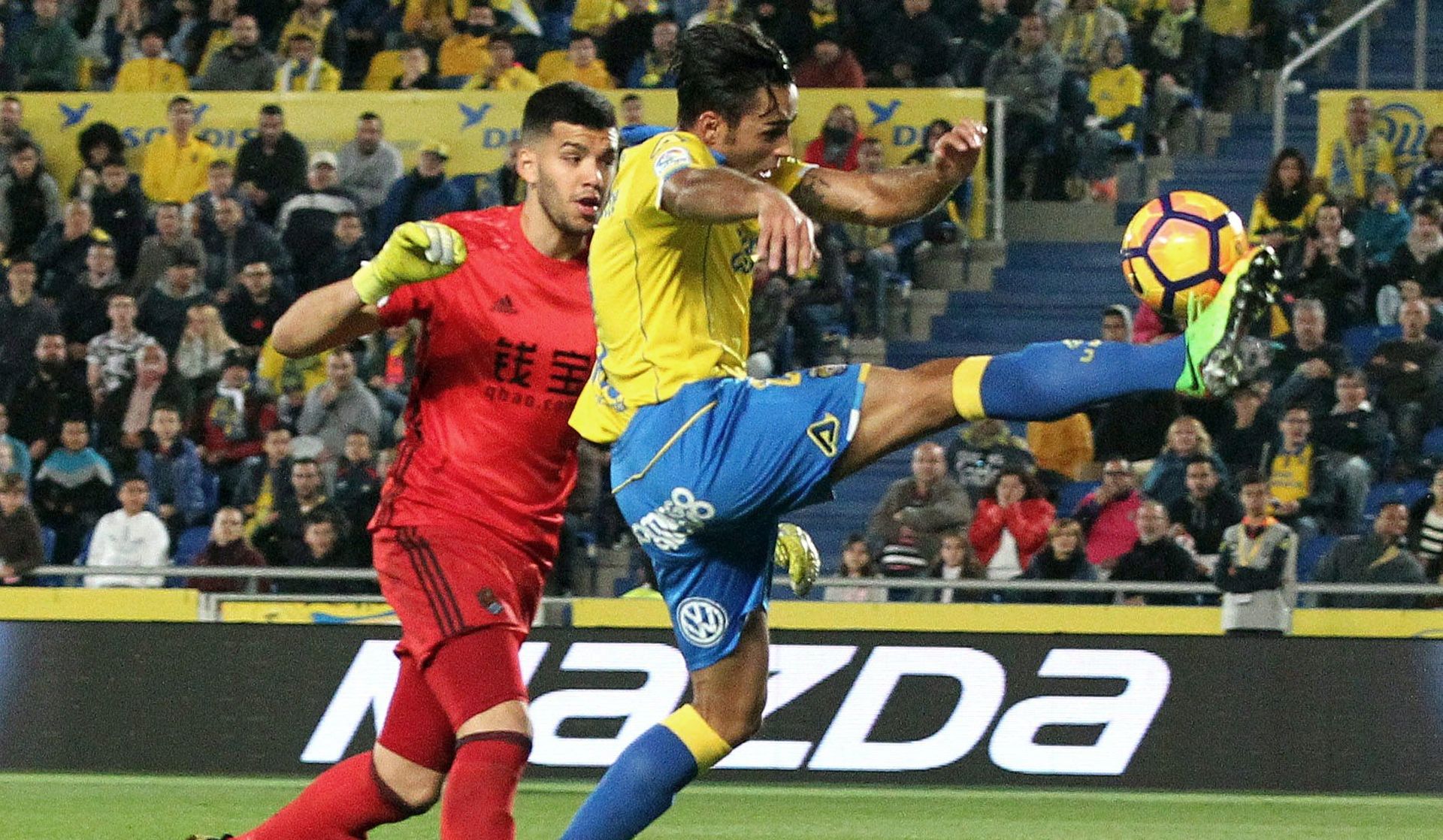 epa05813274 UD Las Palmas' defender David Simon (R) fights for the ball with Argentinian goalkeeper Geronimo Rulli (L) of Real Sociedad  during their Primera Divisiob soccer match played at Gran Canaria's stadium in Las Palmas de Gran Canaria, Canary Islands, Spain on 24 February 2017.  EPA/ELVIRA URQUIJO A.