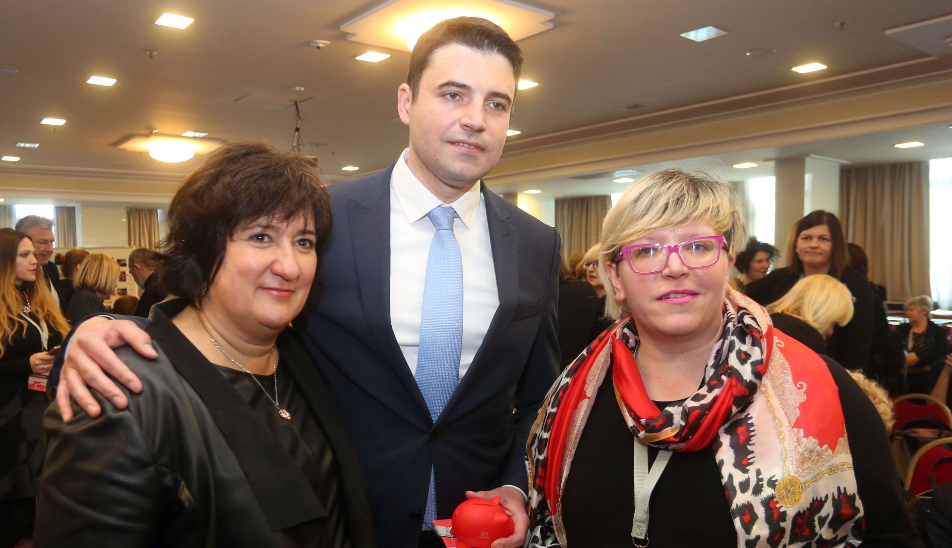 Zagreb, 25.02.2017 - Izvjetajno-tematska skuptina Socijaldemokratskog foruma ena SDP-a Hrvatske. Posebna goæa skuptine je Zita Gurmai, predsjednica PES Women - organizacije ena Stranke europskih socijalista, te posebna savjetnica za pitanja rodne ravnopravnosti europskog povjerenika za meðunarodnu suradnju i razvoj Nevena Mimice. Na fotografiji Zita Gurmai, predsjednik SDP-a Davor Bernardiæ, Karolina Leakoviæ.
foto HINA/ Denis CERIÆ /dc