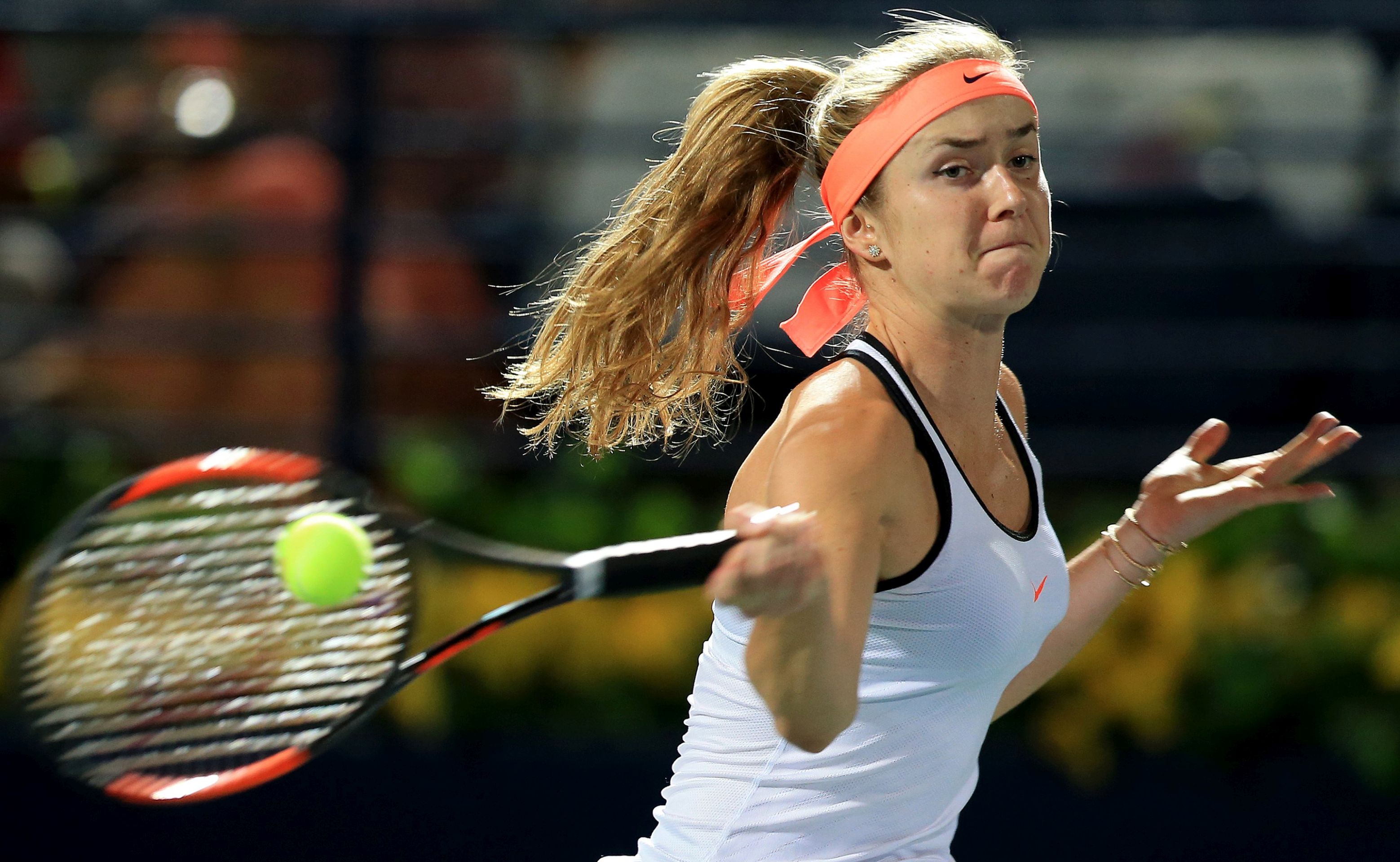 epa05815125 Elina Svitolina of Ukraine in action against Caroline Wozniacki of Denmark during their final match at the Dubai Duty Free Tennis WTA Championships in Dubai, United Arab Emirates, 25 February 2017.  EPA/STRINGER