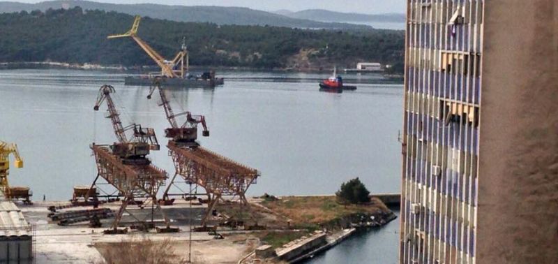 ibenik, 26.02.2017. - U ibensku luku u nedjelju je uplovio talijanski remorker "Megara" koji je doteglio nizozemsku, 72 metra dugaèku i 30 metara iroku ploveæu dizalicu "Taklift 7" koja æe u NCP Remontnom brodogradilitu podignuti mega jahtu sa sinkro-lifta.
foto HINA / ml