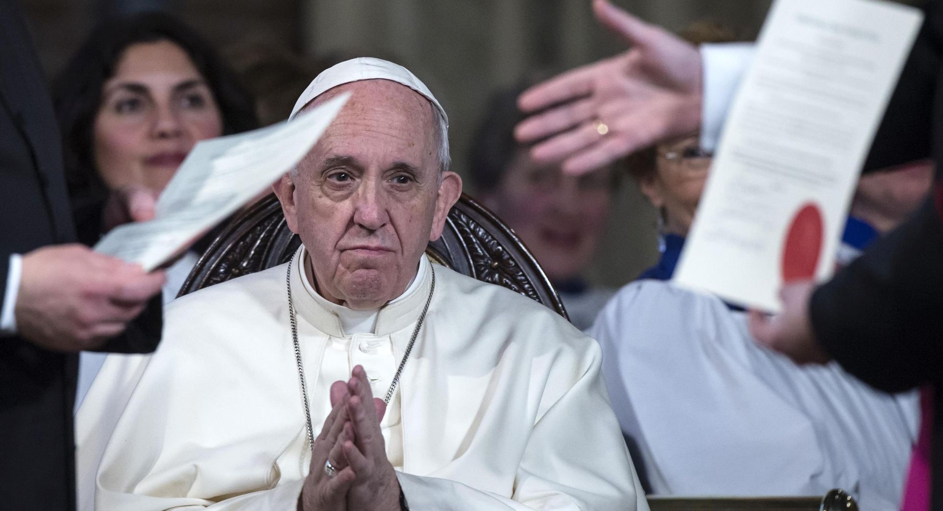 epa05816693 Pope Francis during his historic visit to the Anglican Church of All Saints in Rome, Italy, 26 February 2017. The Pop's visit is part of the 200th anniversary celebrations for All Saints which began with a small group of worshippers holding the first Church of England liturgy on 27 October 1816.  EPA/ANGELO CARCONI