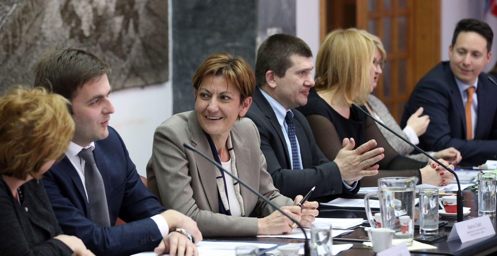 Zagreb, 27.02.2017 -  Ministar rada i mirovinskog sustava Tomislav Ćorić i potpredsjednica Vlade i ministrica gospodarstva, poduzetništva i obrta Martina Dalić tokom sjednice Gospodarsko-socijalnog vijeća u Ministarstvu rada i mirovinskog sustava.
foto HINA/ Dario GRZELJ/ dag
