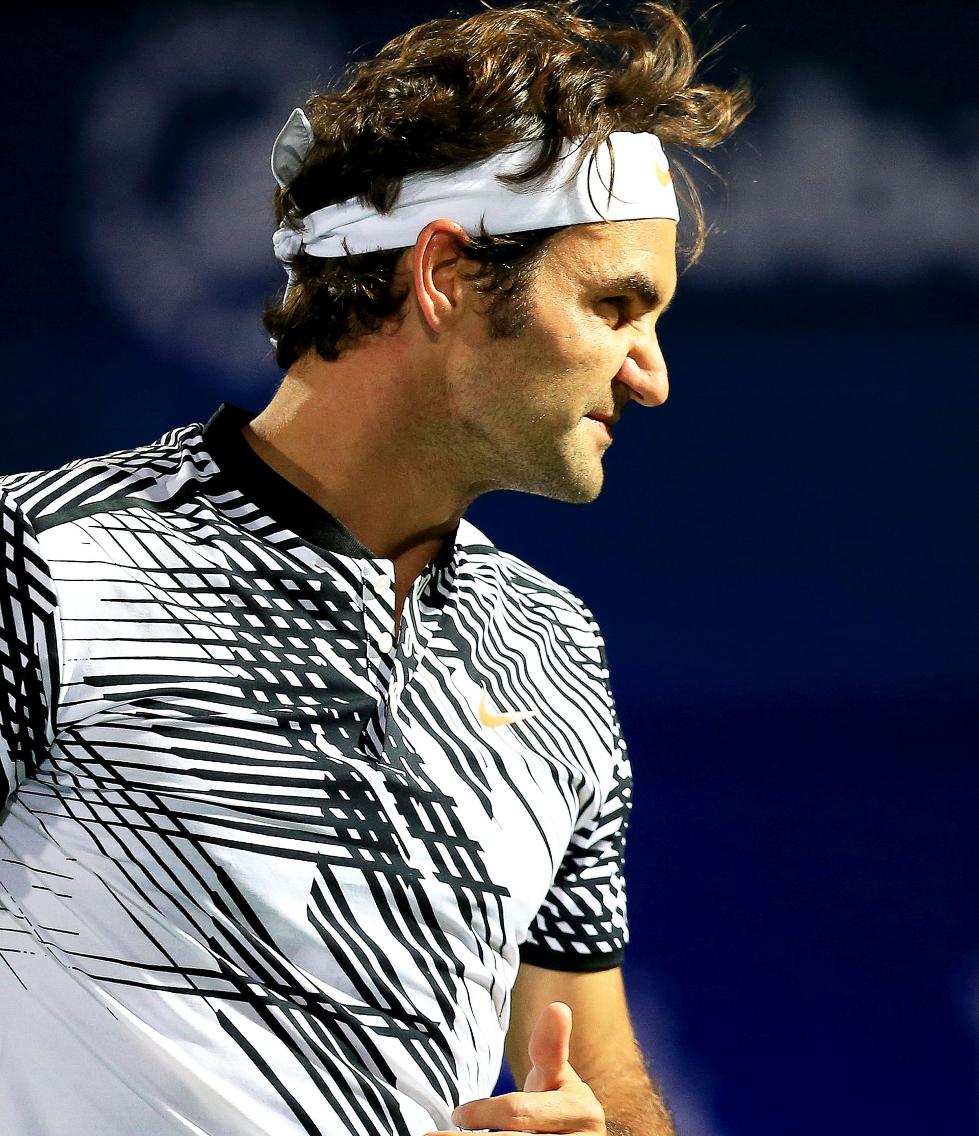 epa05819297 Roger Federer of Switzerland reacts during his first round match against Benoit Paire of France at the Dubai Duty Free Tennis ATP Championships in Dubai, United Arab Emirates, 27 February 2017.  EPA/STRINGER