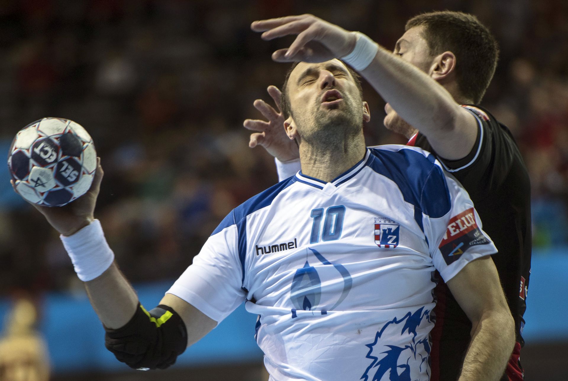 epa05785938 Igor Vori (L) of Zagreb in action against Vardar's Mijajlo Marsenic (R) during the EHF Champions League handball match between HC Vardar Skopje and HC Prvo plinarsko drustvo Zagreb in Skopje, The Former Yugoslav Republic of Macedonia, 11 February 2017.  EPA/GEORGI LICOVSKI