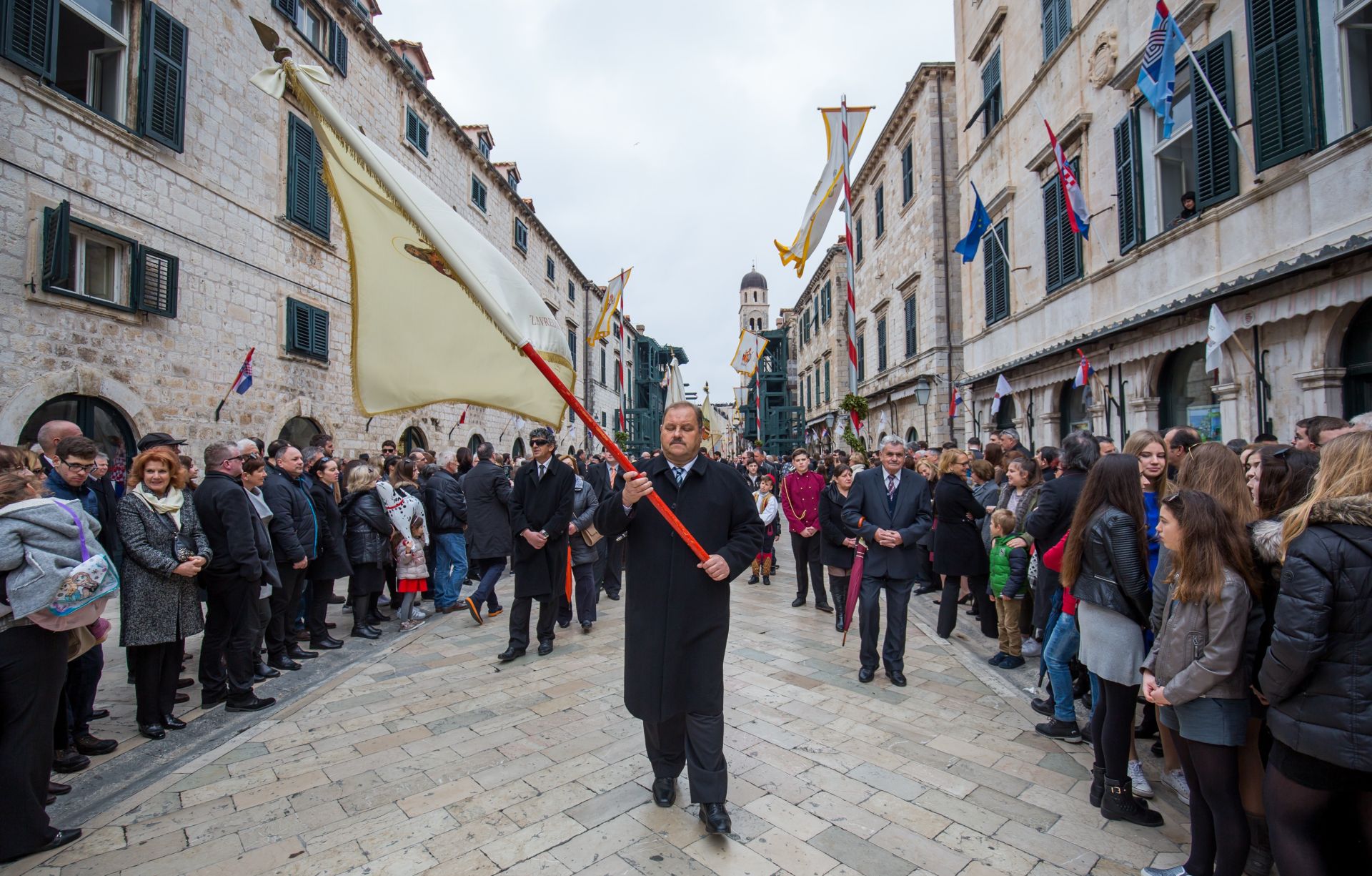 03.02.2017., Povijesna jezgra, Dubrovnik -Dan grada Dubrovnika. Sveti Vlaho. Nakon sredisnjeg misnog slavlja pred Katedralom, proslava 1045. Feste dubrovackog parca svetoga Vlaha nastavljena je tradicionalnom procesijom gradskim ulicama u kojoj su se Gradom nosile moci sveca zastitnika i drugih svetaca iz Mocnika Prvostolnice.
Photo: Grgo Jelavic/PIXSELL