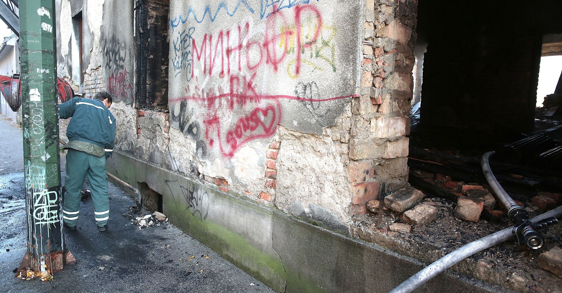 03.11.2015., Zagreb - Radnici rasciscavaju zgariste nakon sto su vatrogasci ugasli pozar u napustenoj zgradi u Paromlinskoj ulici. Rusevna zgrada u kojoj se okupljaju beskucnici vec je nekoliko puta zapaljena i predstavlja opasnost i za beskucnike i za prolaznike. Photo: Patrik Macek/PIXSELL