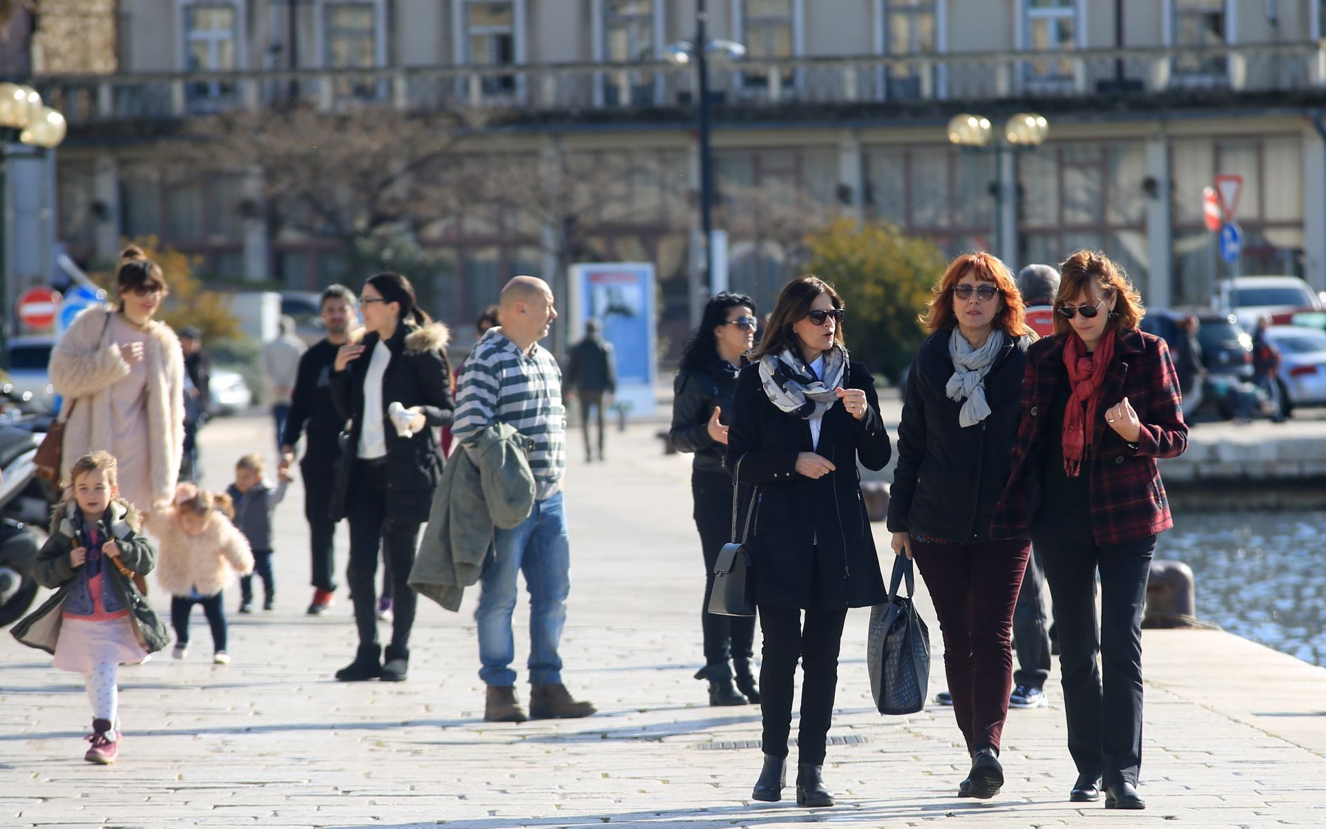 05.02.2017., Sibenik - Suncan i topao dan vrijeme je kada se pije kavica na prepunim terasama i seta rivom. Photo: Dusko Jaramaz/PIXSELL