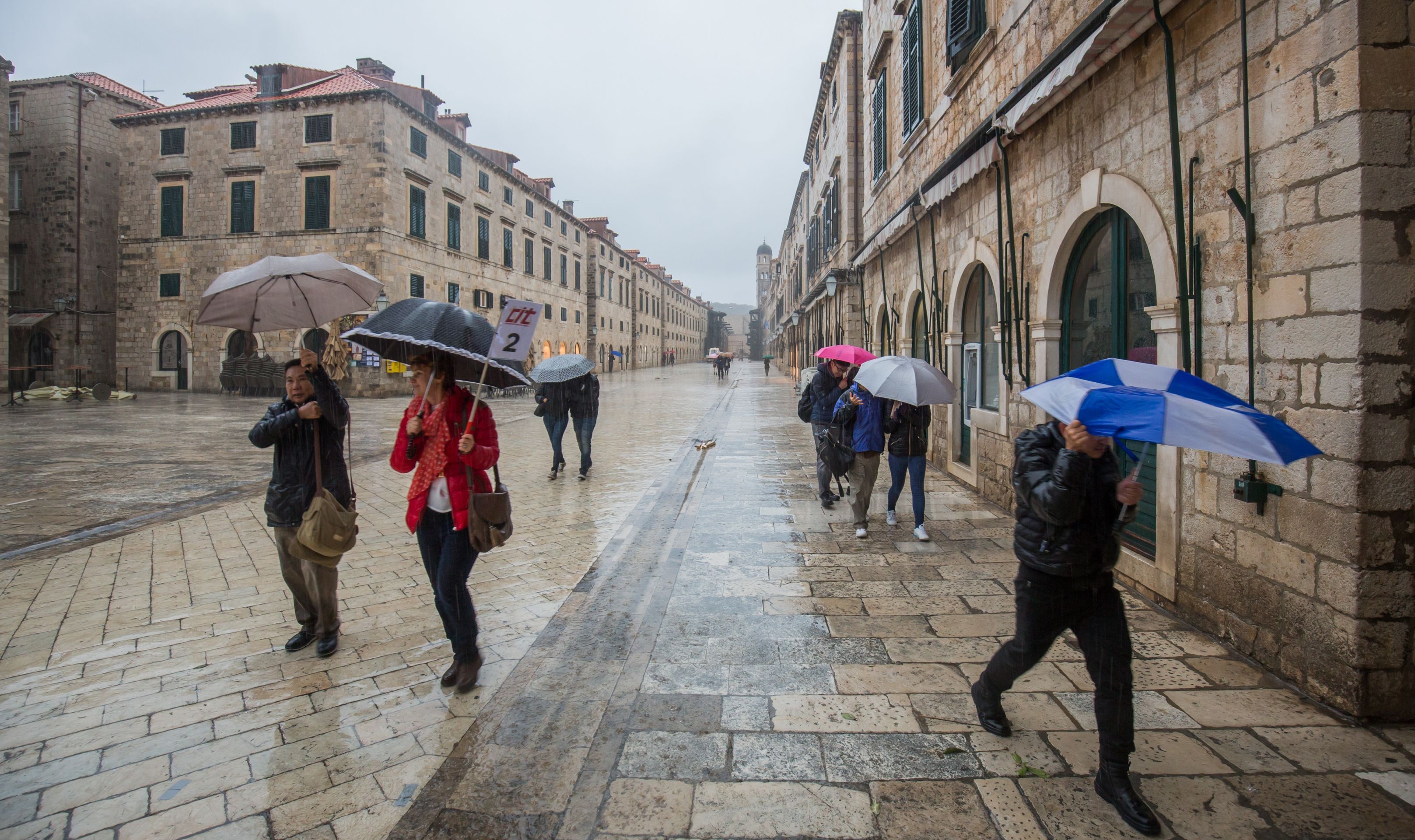 06.02.2017., Dubrovnik - Olujno jugo i jaka kisa ometali turiste u razgledavanju. 
Photo: Grgo Jelavic/PIXSELL